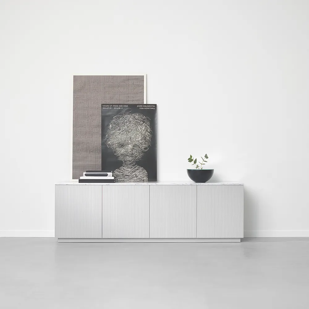Beam side table, White lacquer, white base, tabletop in carrara marble A2
