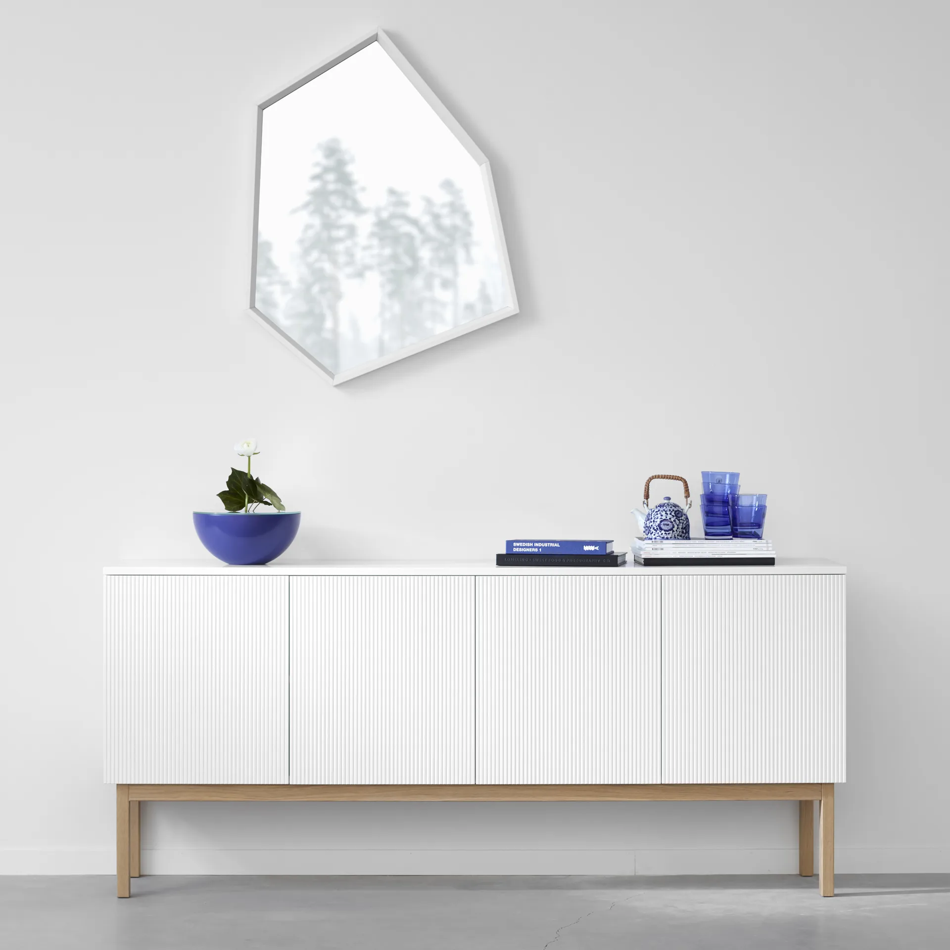 Beam side table, White lacquer, white base, tabletop in carrara marble A2