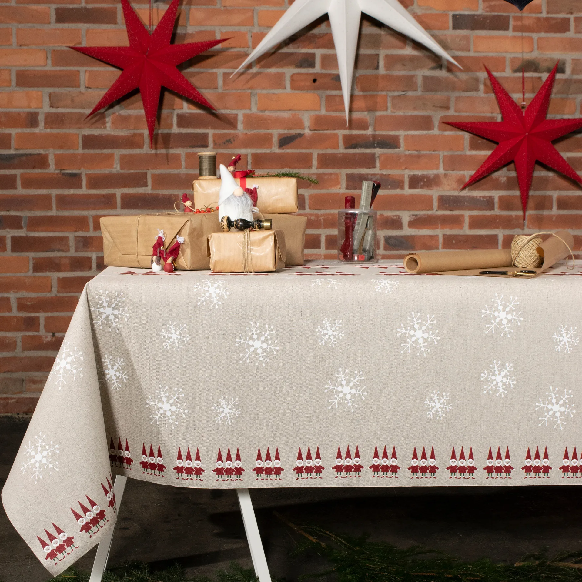 Tomtenisse tablecloth 147x250 cm, beige Almedahls