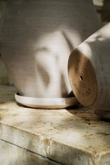 Delphi pot with saucer, 2 pieces - Grey, Ø20 cm - Bergs Potter