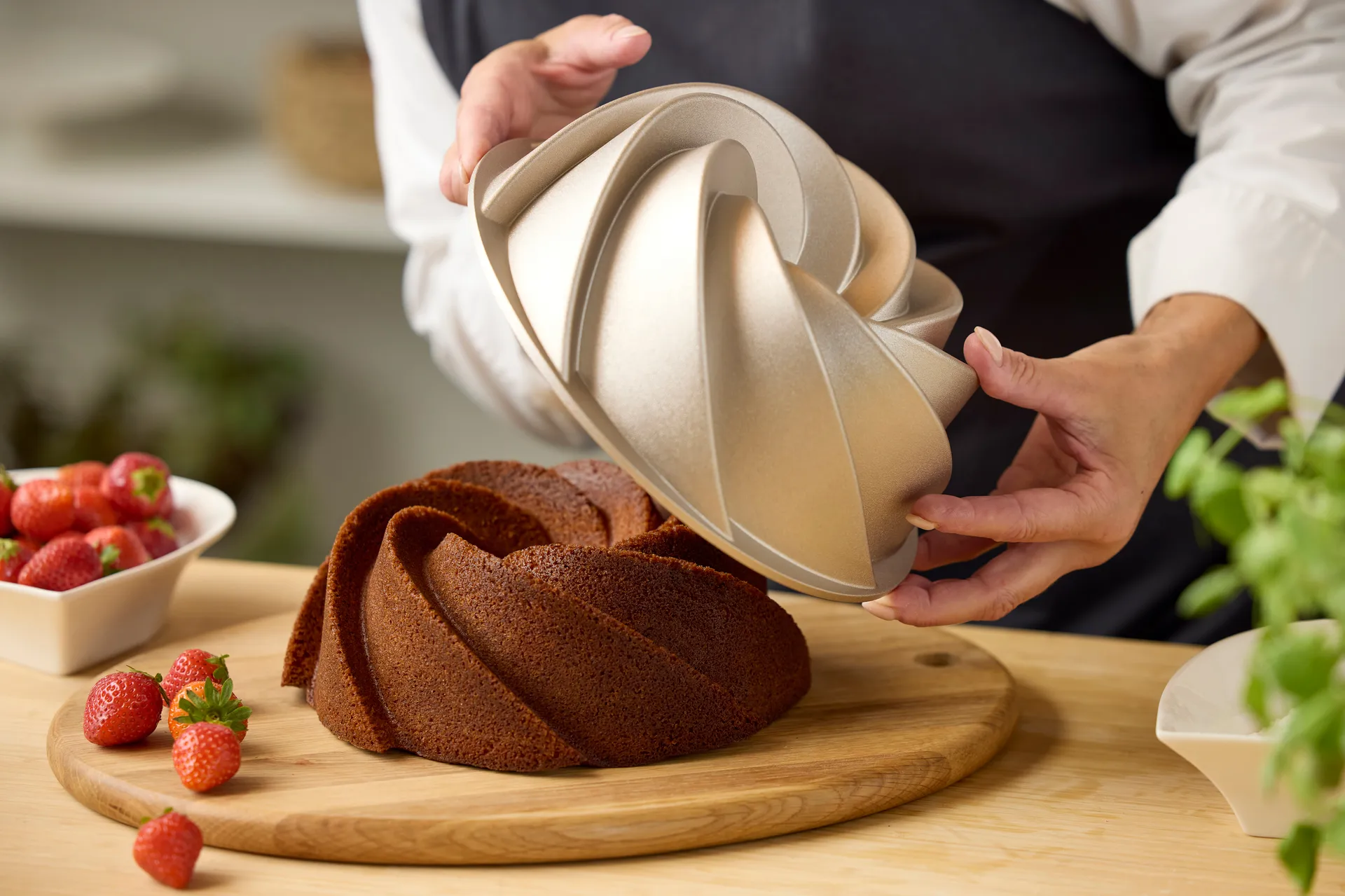 Blomsterbergs cake mold swirl 24x9 cm, Rose gold Blomsterbergs