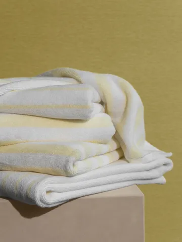 Arto towel - Transparent yellow-white, 70x140 cm - blomus