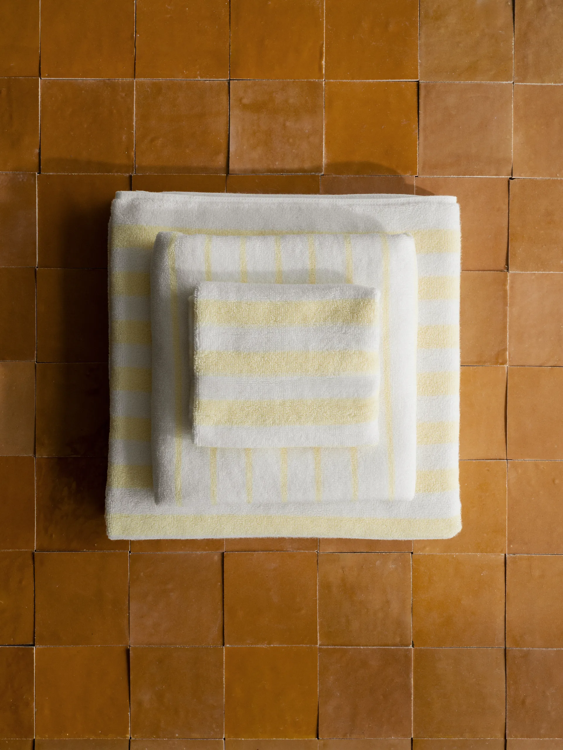Arto towel, White-transparent yellow, 70x140 cm blomus