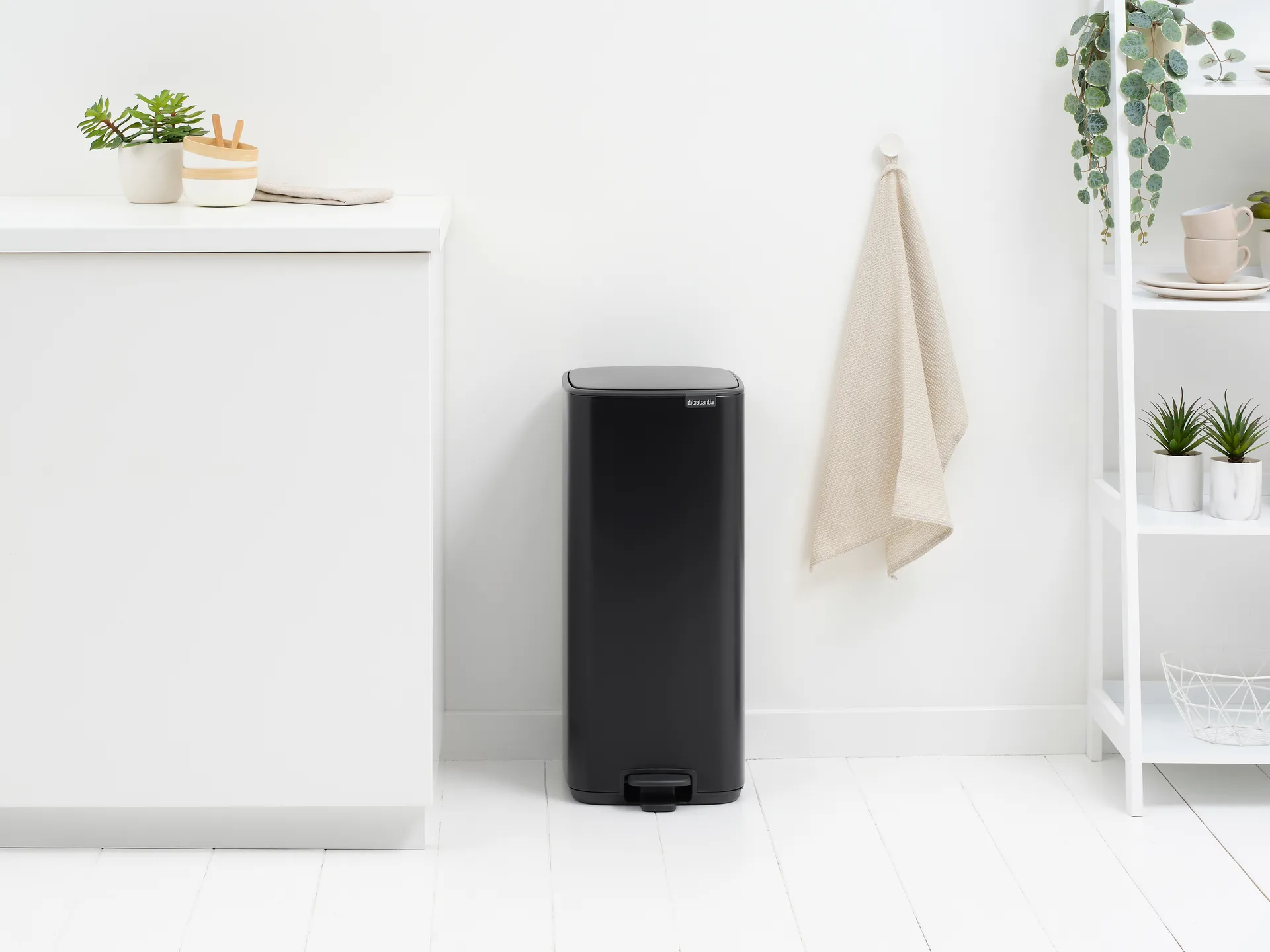 Bo pedal bin 30 L, Matt Black Brabantia