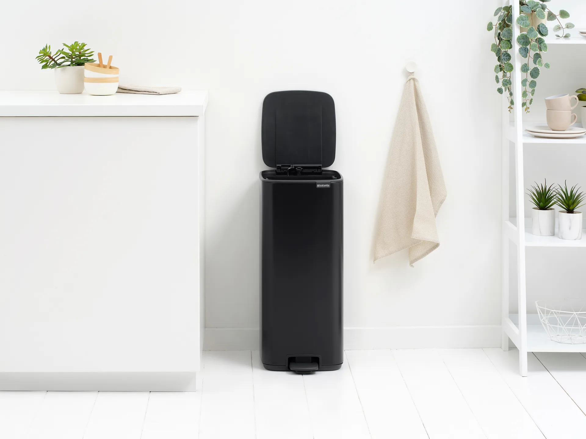 Bo pedal bin 30 L, Matt Black Brabantia