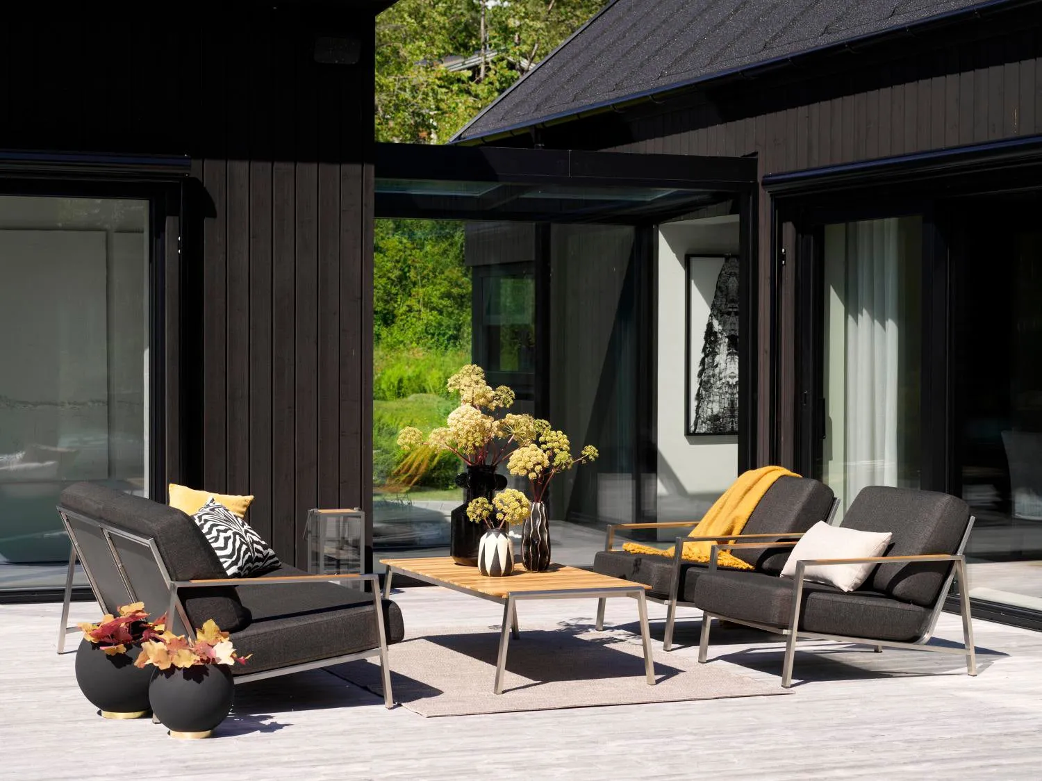 Naos armchair, Stainless steel-nearly black Brafab