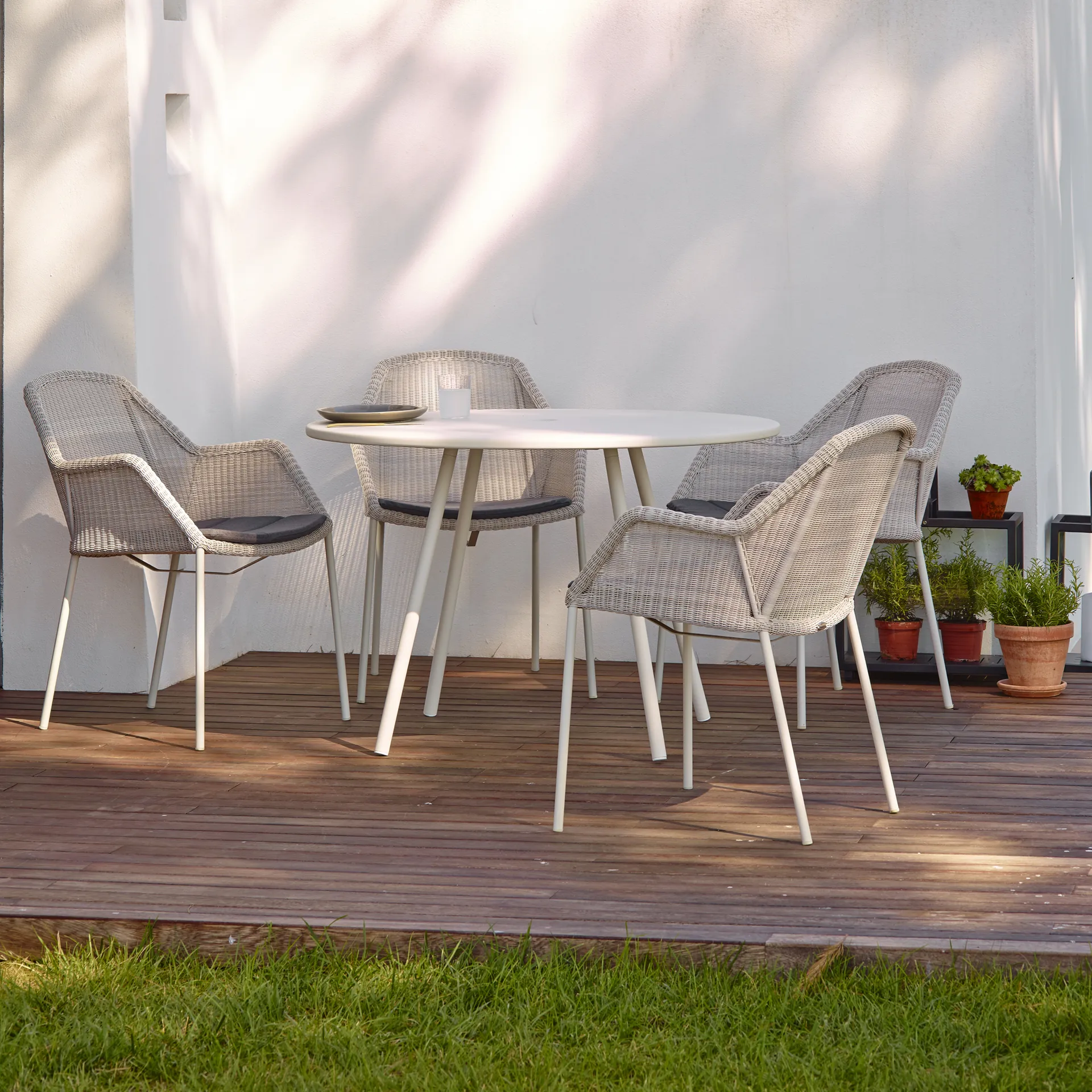 Breeze stackable armchair weave, White grey Cane-line
