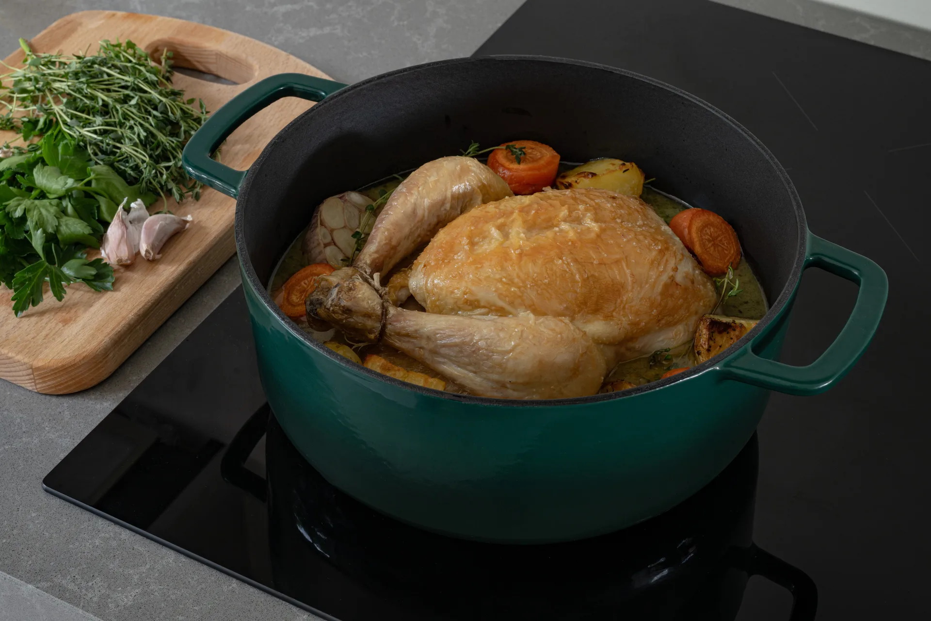 Combekk Enameled cast iron casserole Ø28 cm, Holly Green-gold knob Combekk