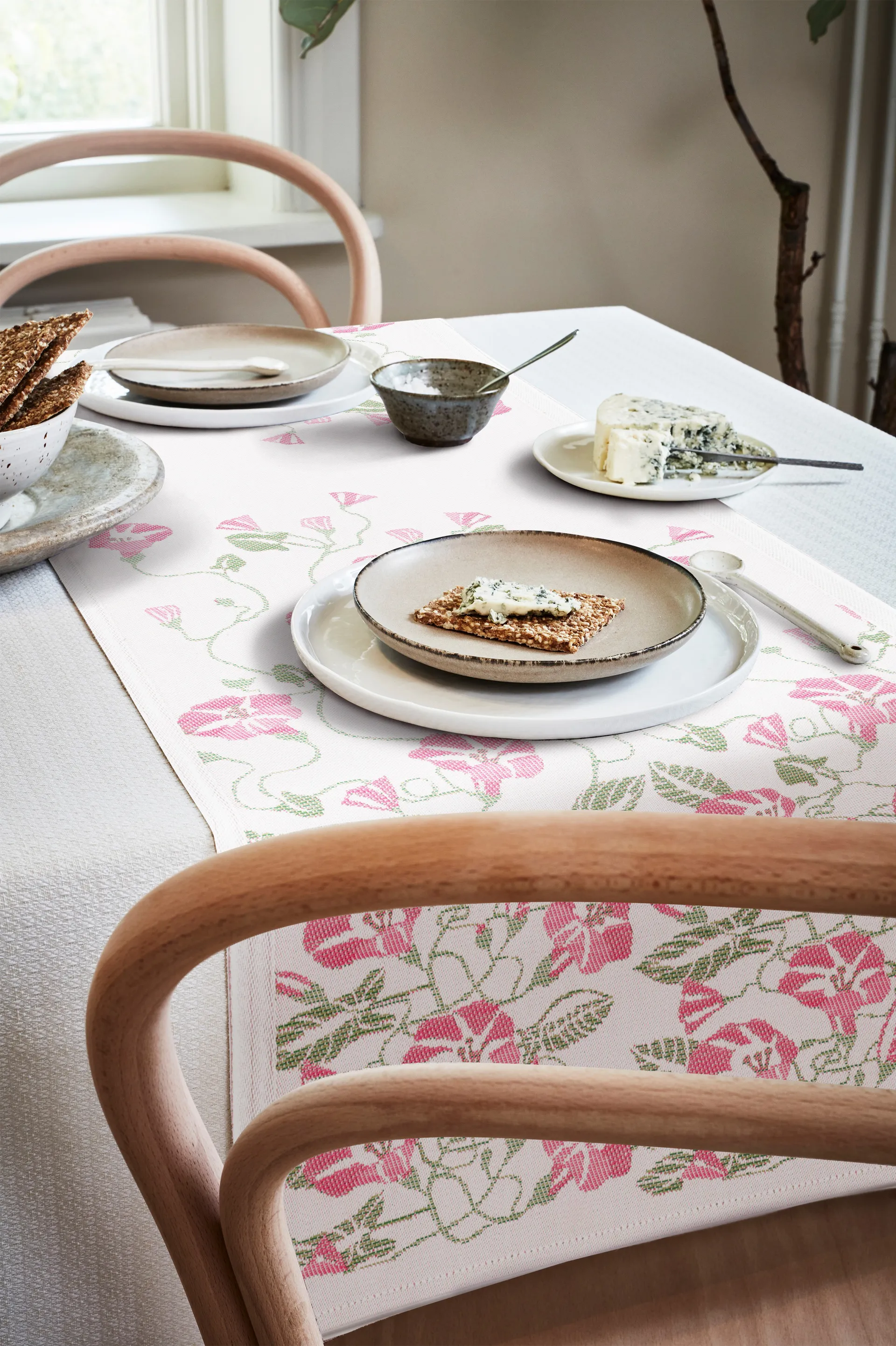 Åkervinda table runner 48x150 cm, Pink Ekelund Linneväveri