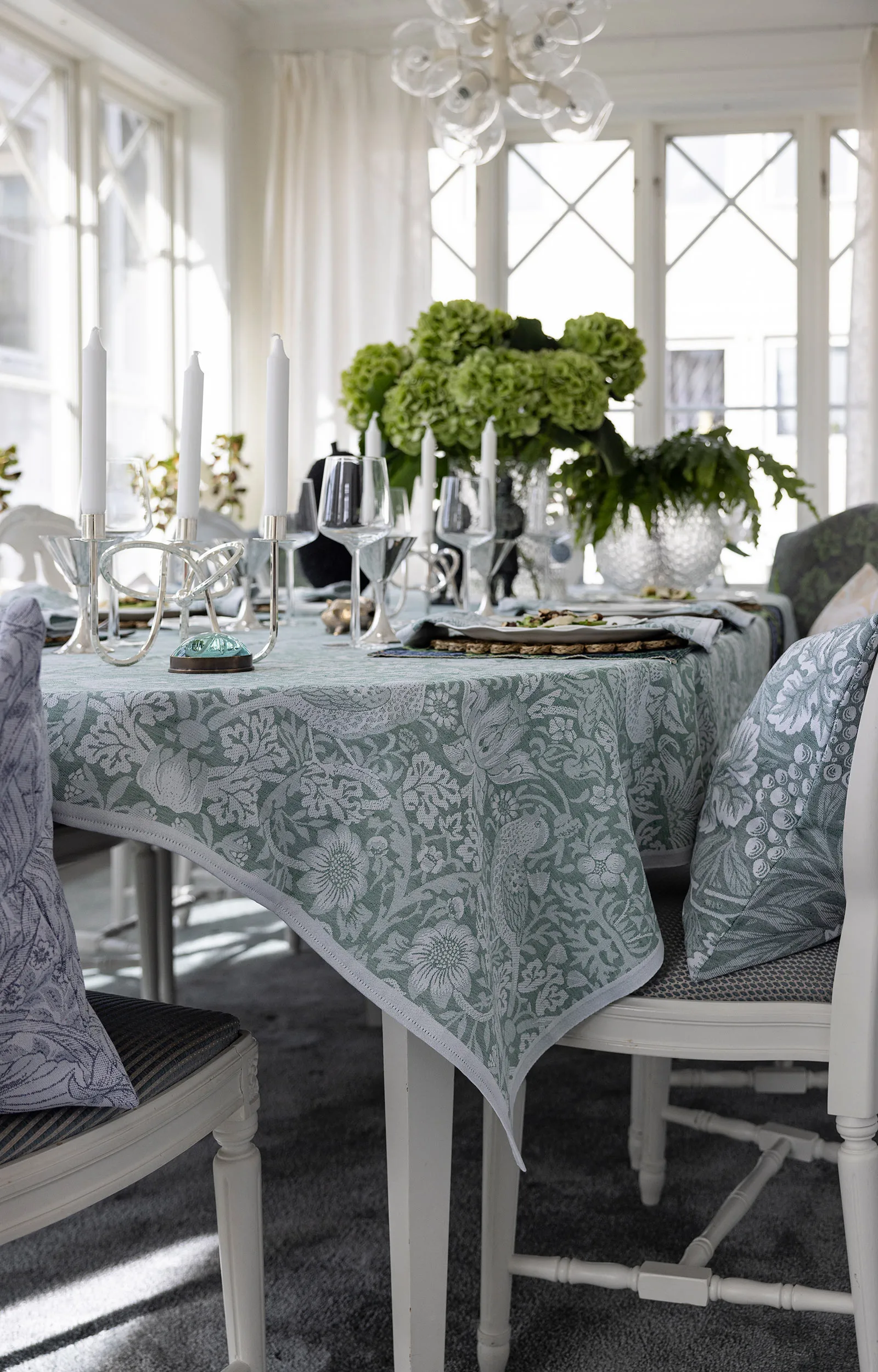 Strawberry Thief tablecloth 150x300 cm, Green Ekelund Linneväveri
