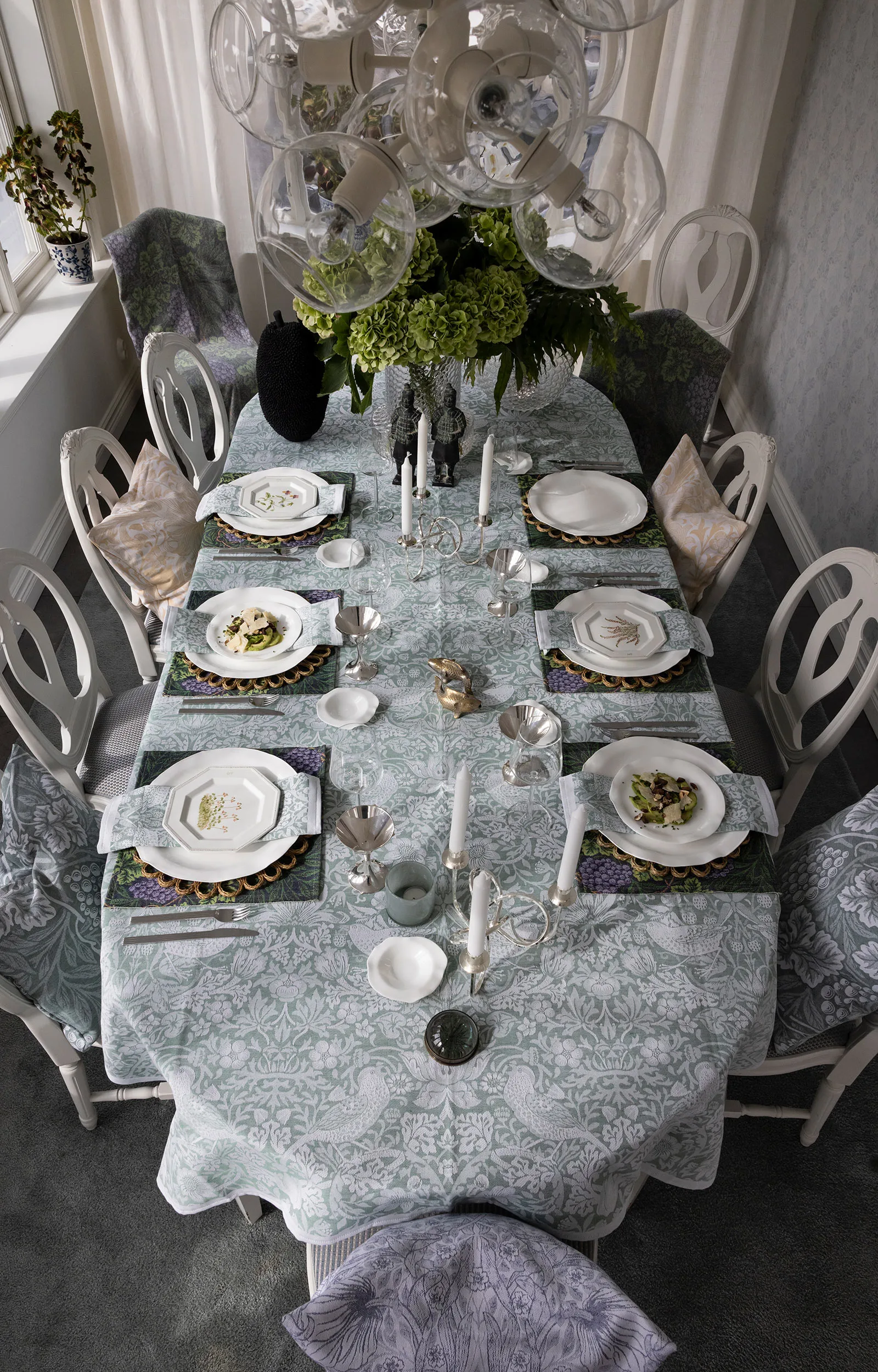 Strawberry Thief tablecloth 150x300 cm, Green Ekelund Linneväveri