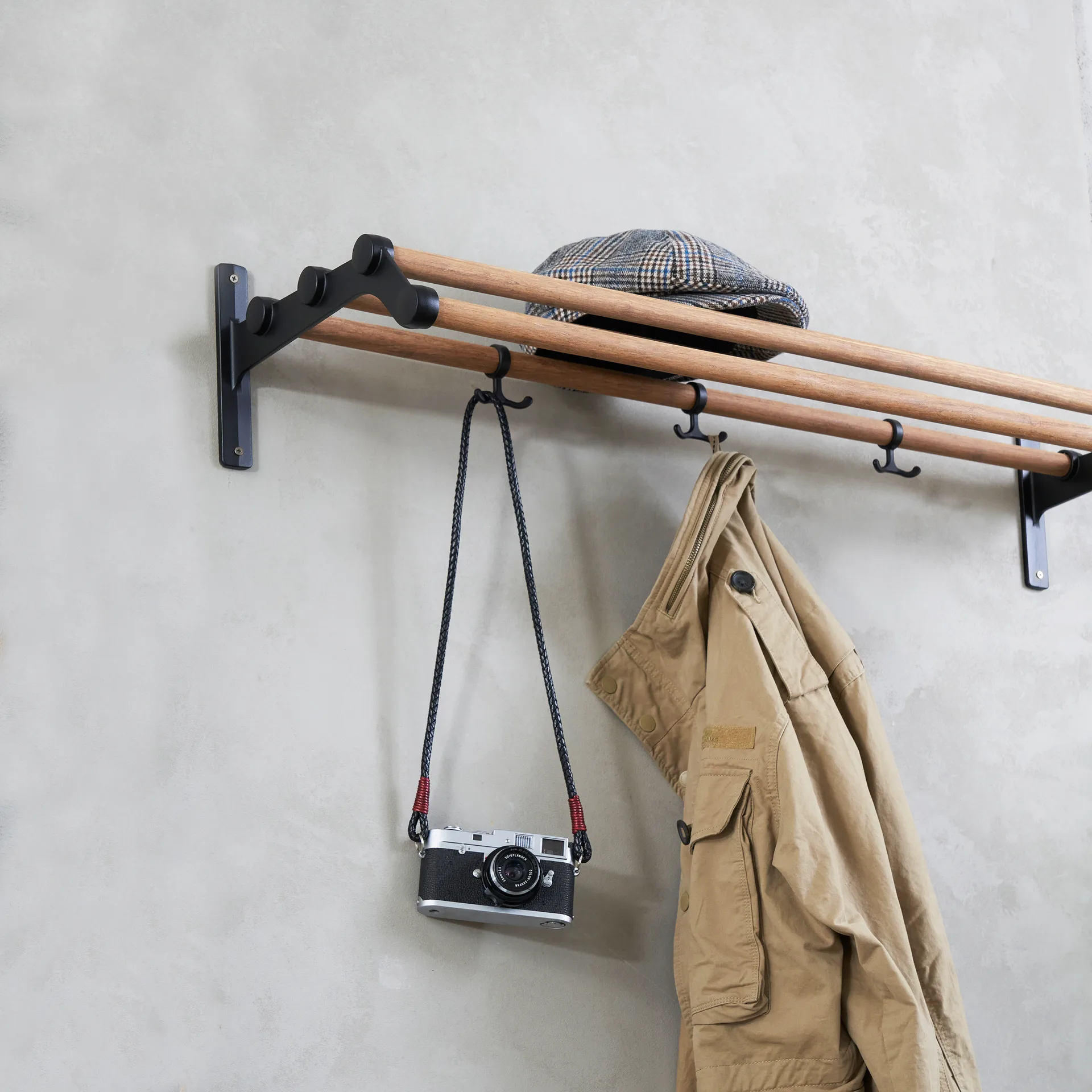 Nostalgi hat shelf/ shoe shelf, Bambu-black Essem Design