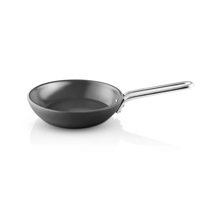 Professional Laser Titanium Slip-Let frying pan - Black, Ø20 cm - Eva Solo