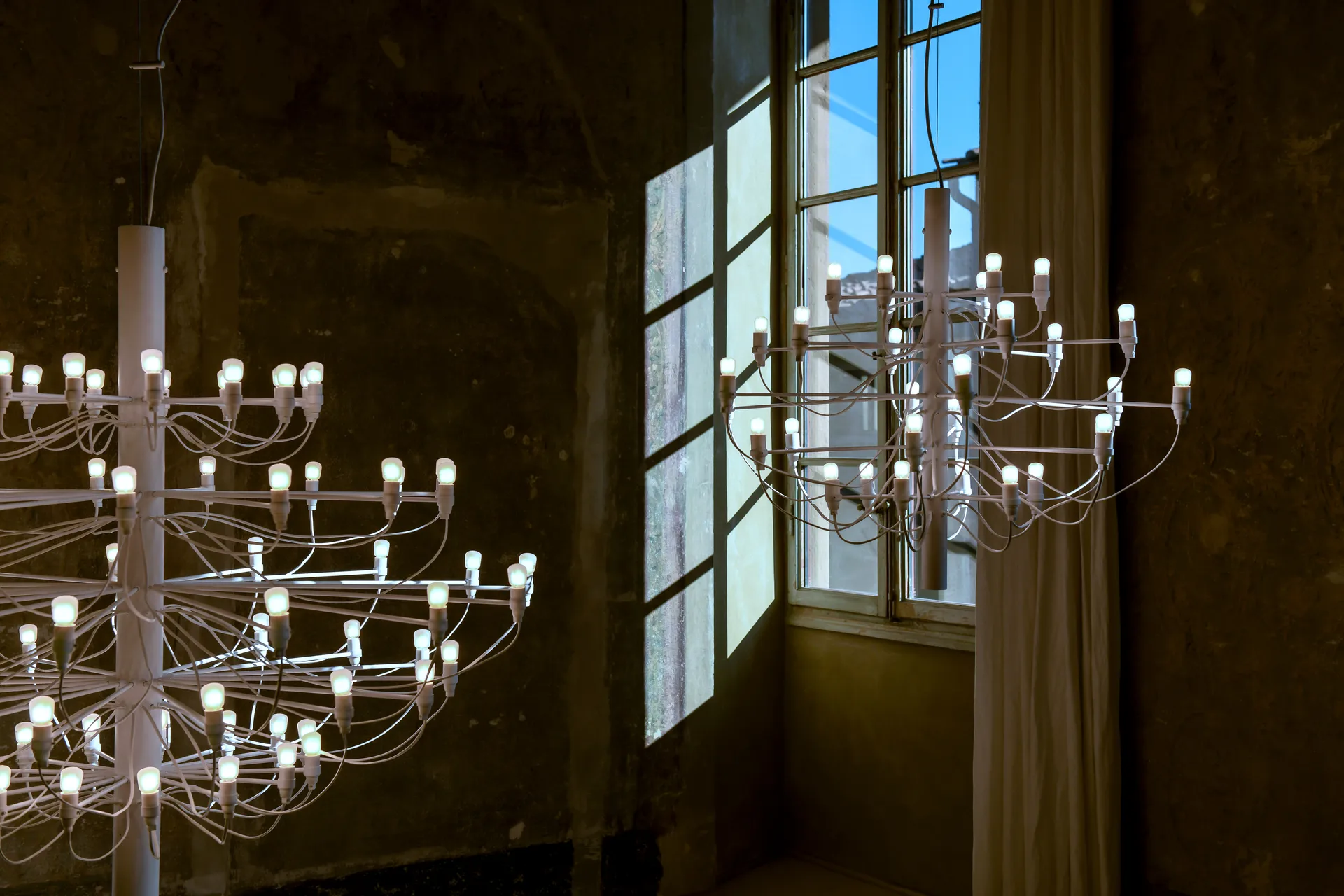 2097 Sarfatti chandelier, Matte White 30 lamps Flos