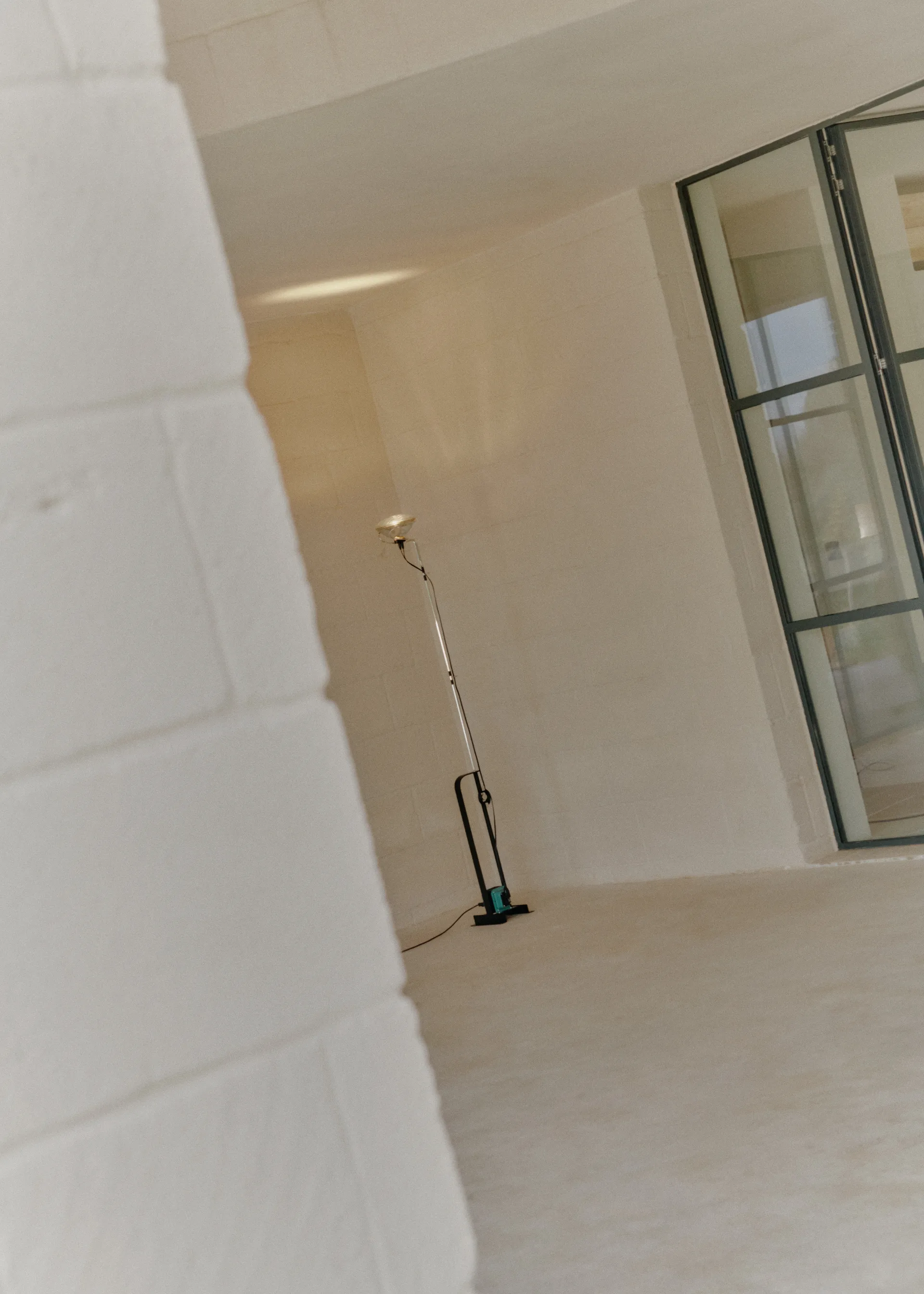 Toio LED floor lamp - black (GB) Flos