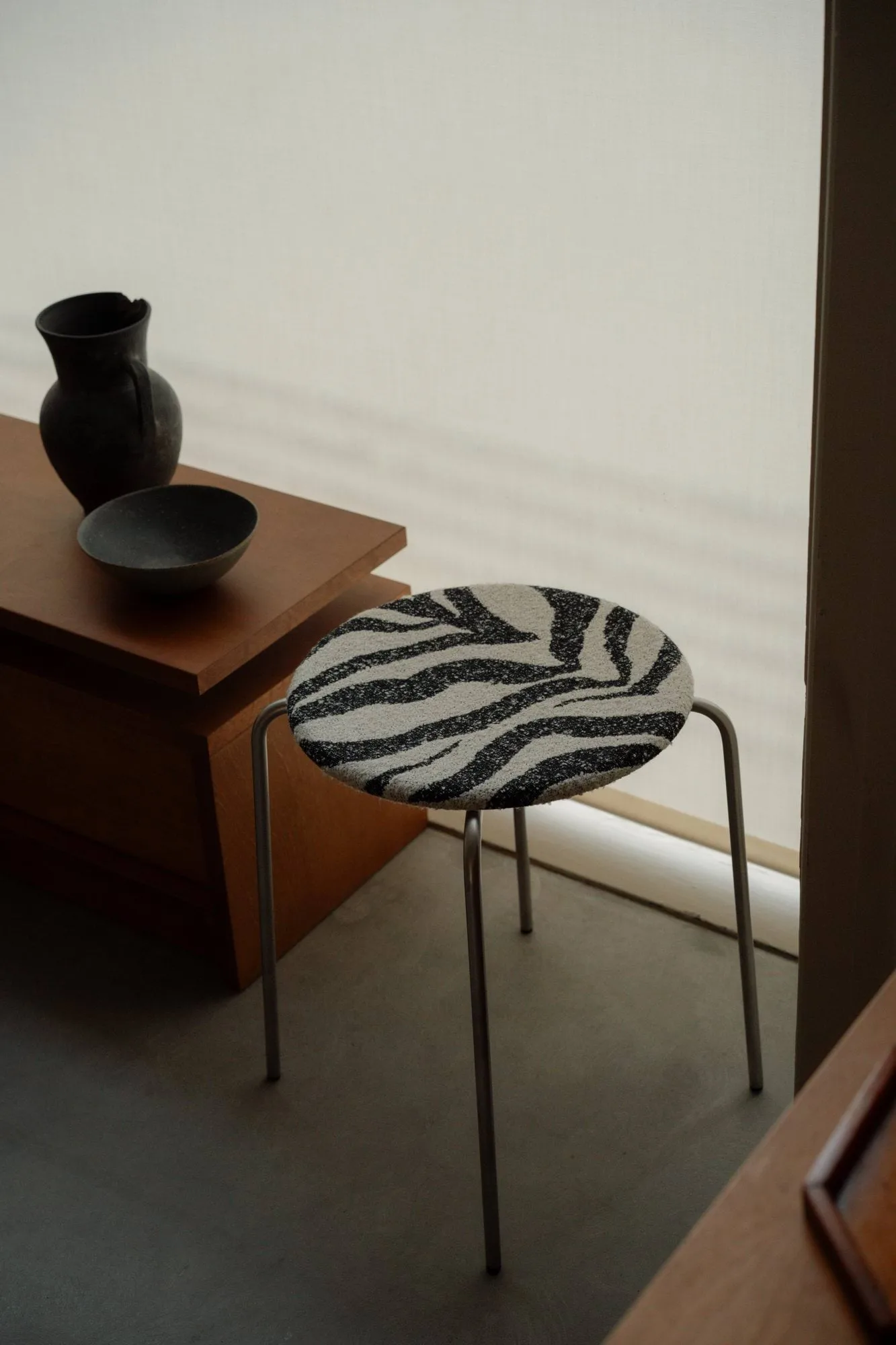 Petit Rond round stool, Stainless steel-fabric Zebra FRAMA