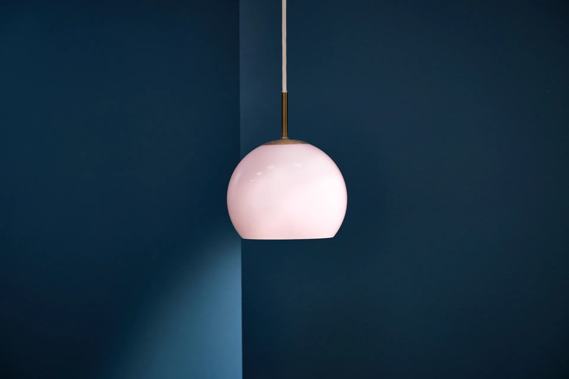Ball pendant lamp, Opal rose, Ø18 cm Frandsen