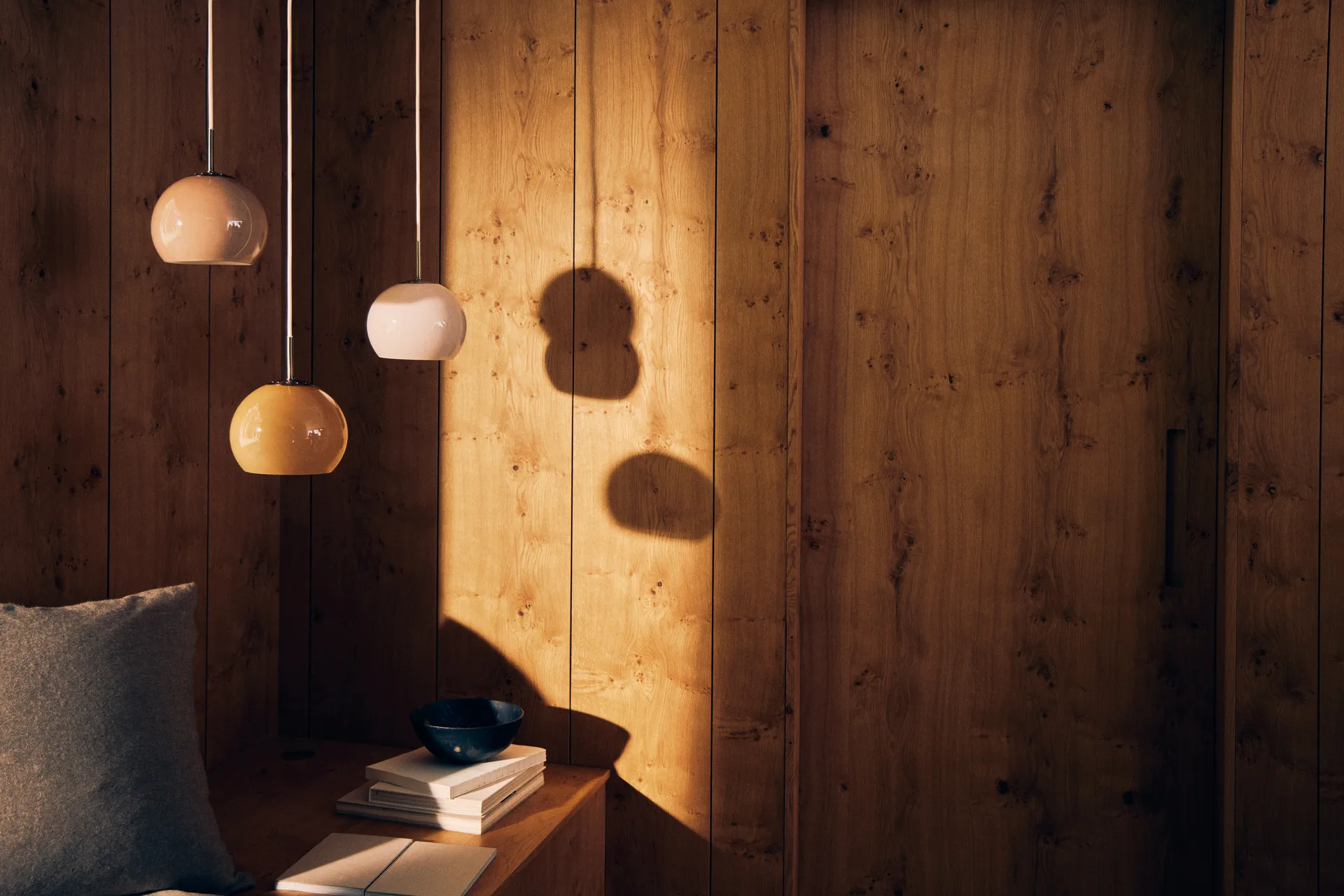 Ball pendant lamp, Opal rose, Ø18 cm Frandsen