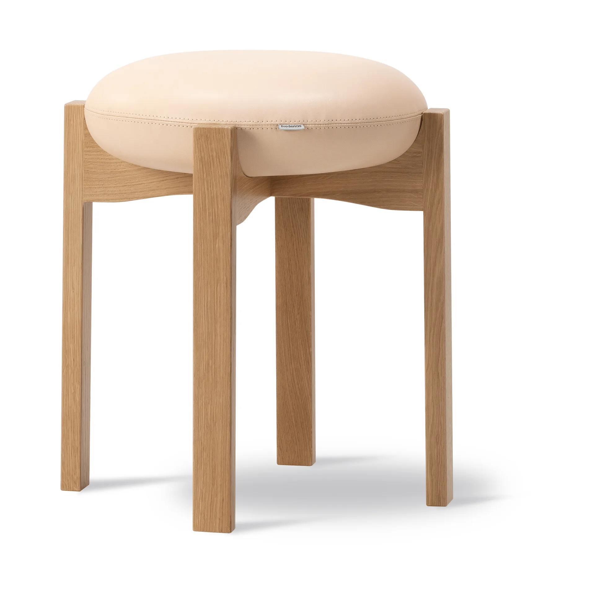 Pioneer round stool low, Leather Vegeta 90-lacquered oak, Ø41x46 cm Fredericia Furniture