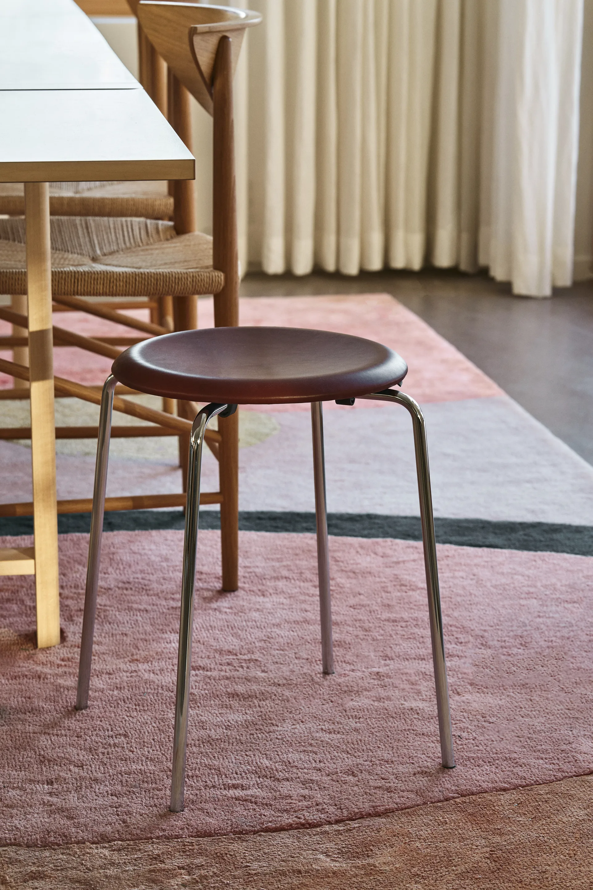 Dot round stool leather, Chestnut, Ø34x44 cm Fritz Hansen