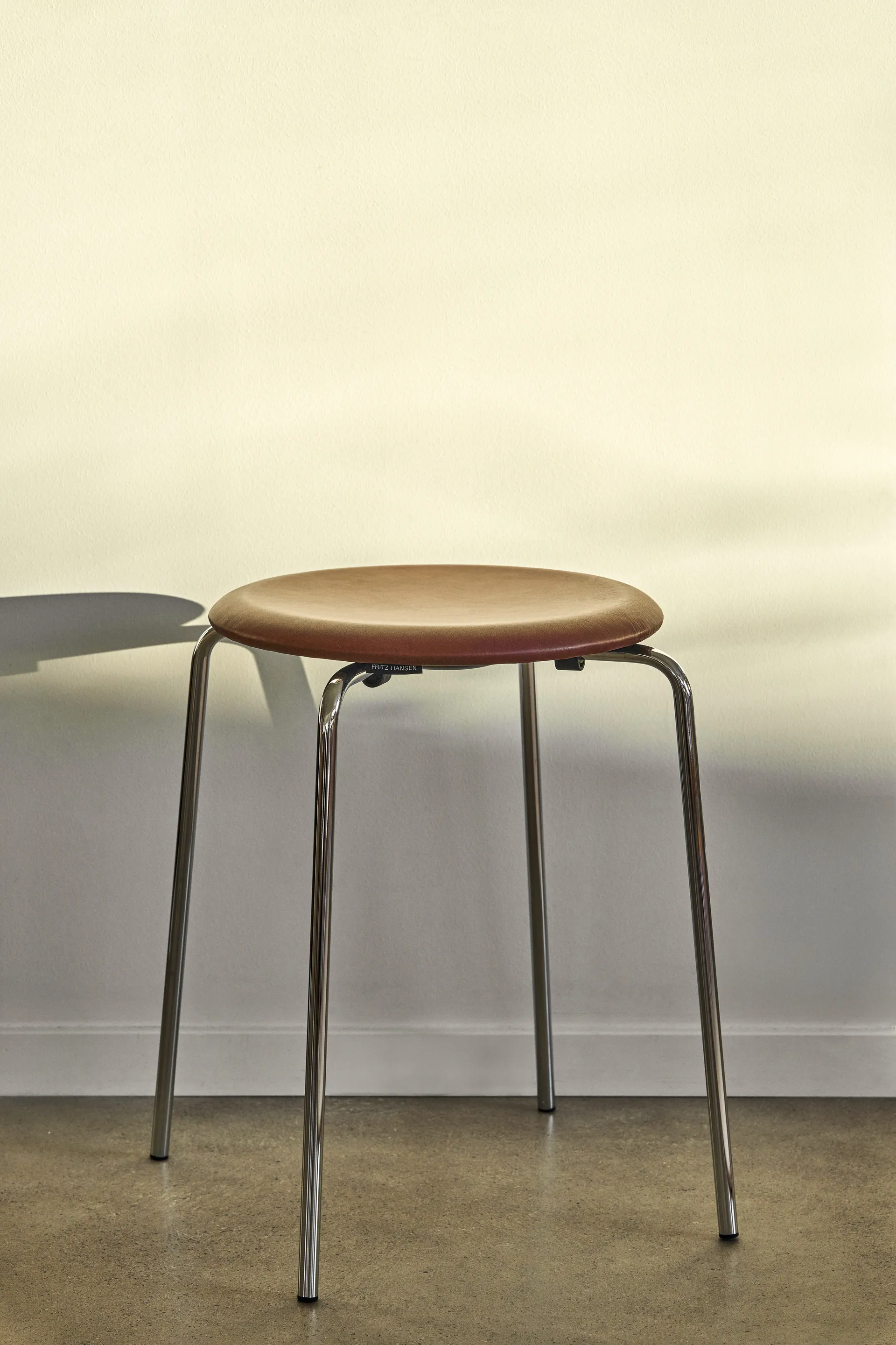 Dot round stool leather, Chestnut, Ø34x44 cm Fritz Hansen