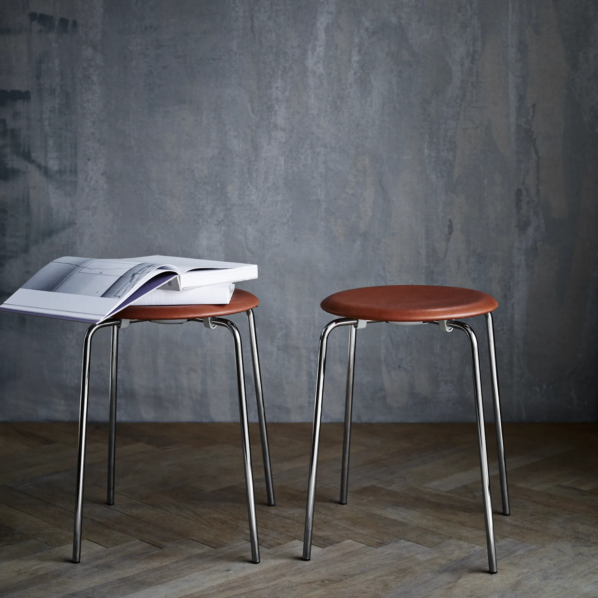 Dot round stool leather, Wild leather walnut Fritz Hansen