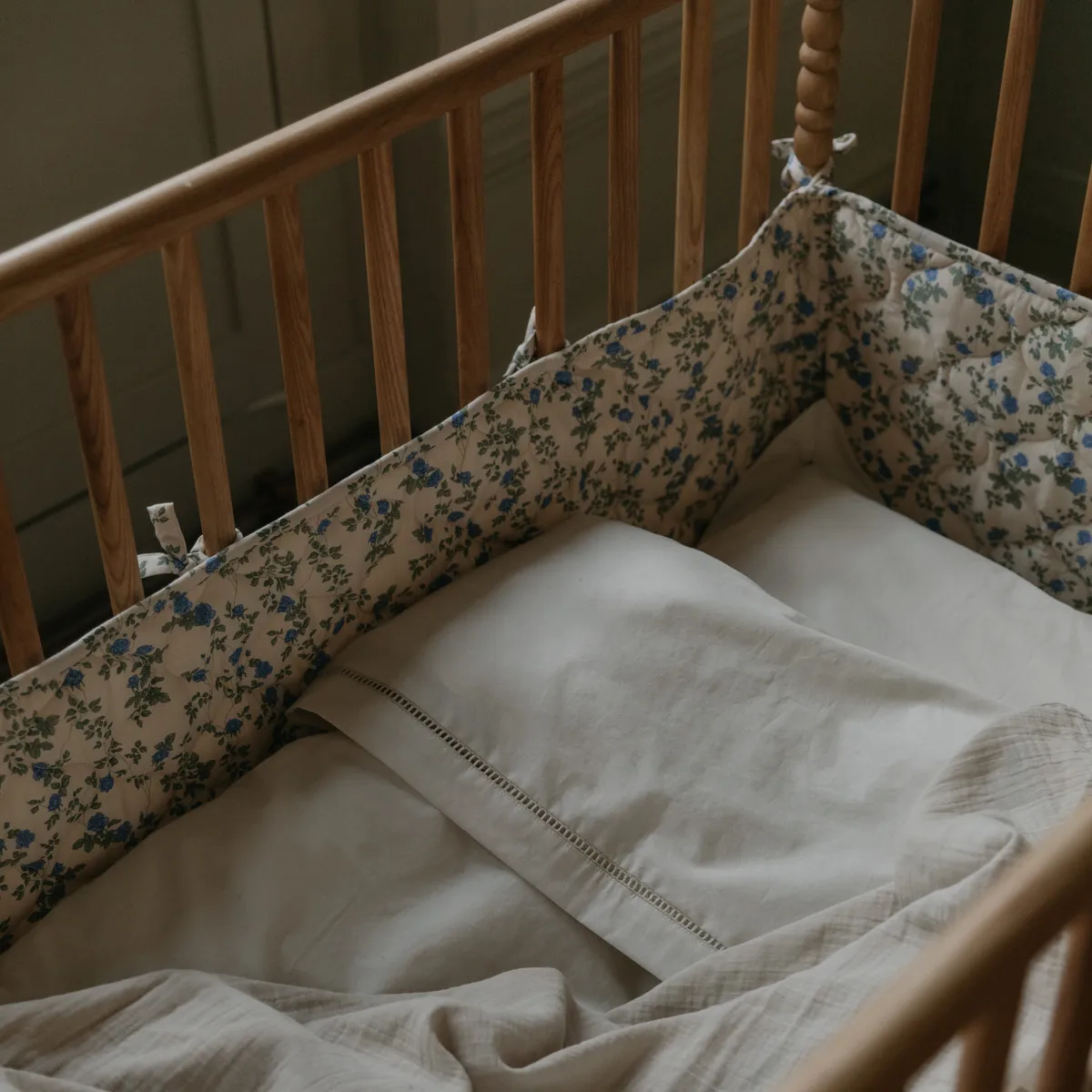 Dainty satin quilted crib bumper, 30x360 cm Garbo&Friends