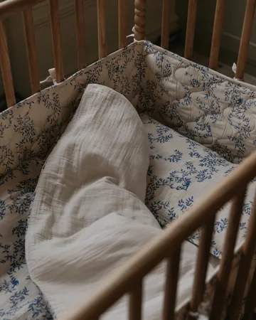Jardim Satin quilted crib bumper - 30x360 cm - Garbo&Friends