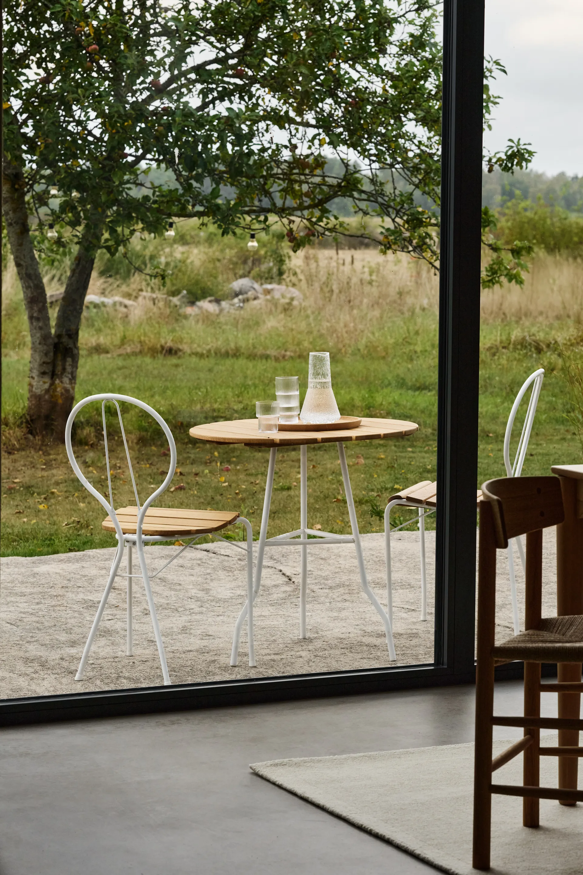 Pia chair, White lacquered steel frame-oiled oak Gärsnäs