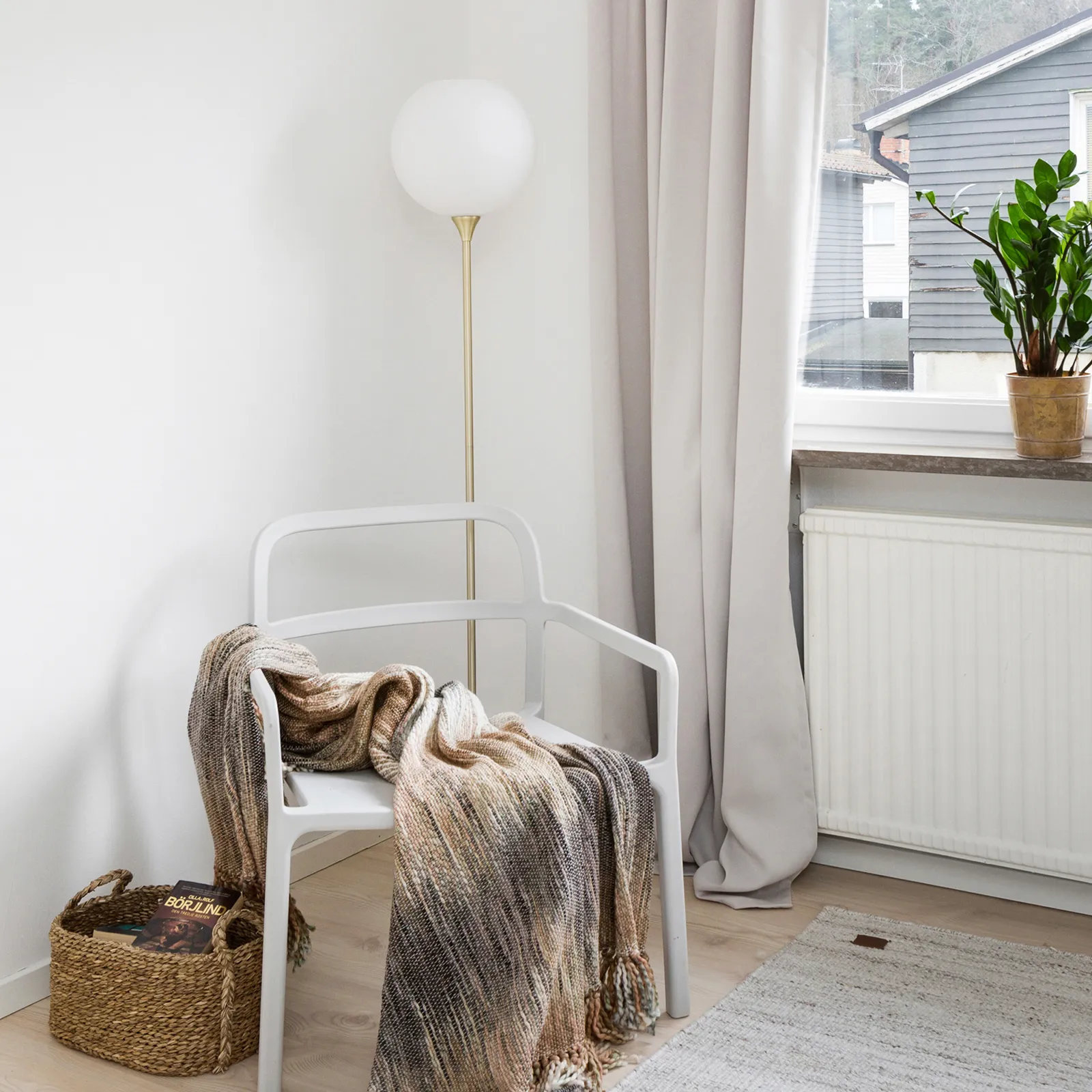 Bowl floor lamp opal glass, Brushed brass Globen Lighting