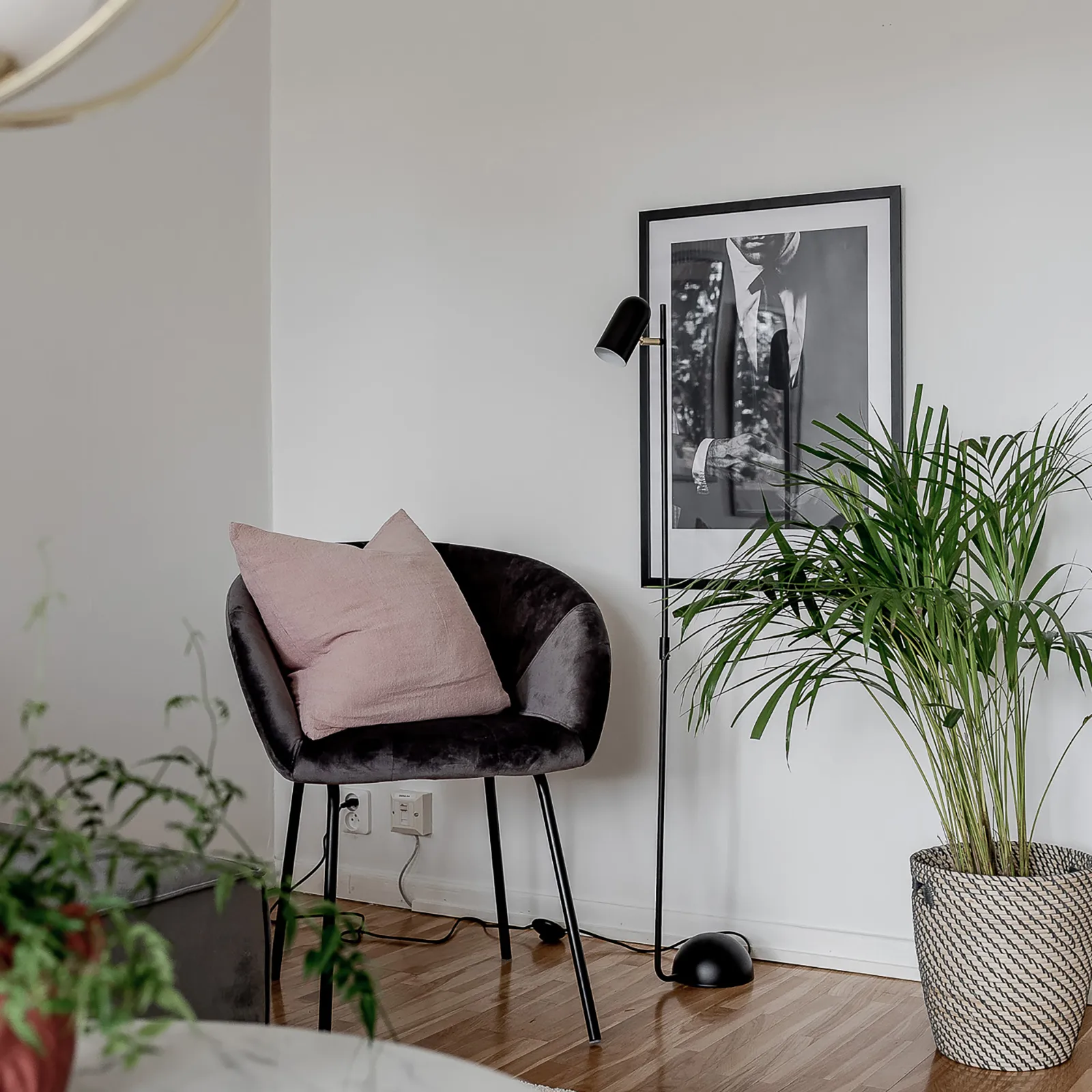 Swan floor lamp, Black Globen Lighting