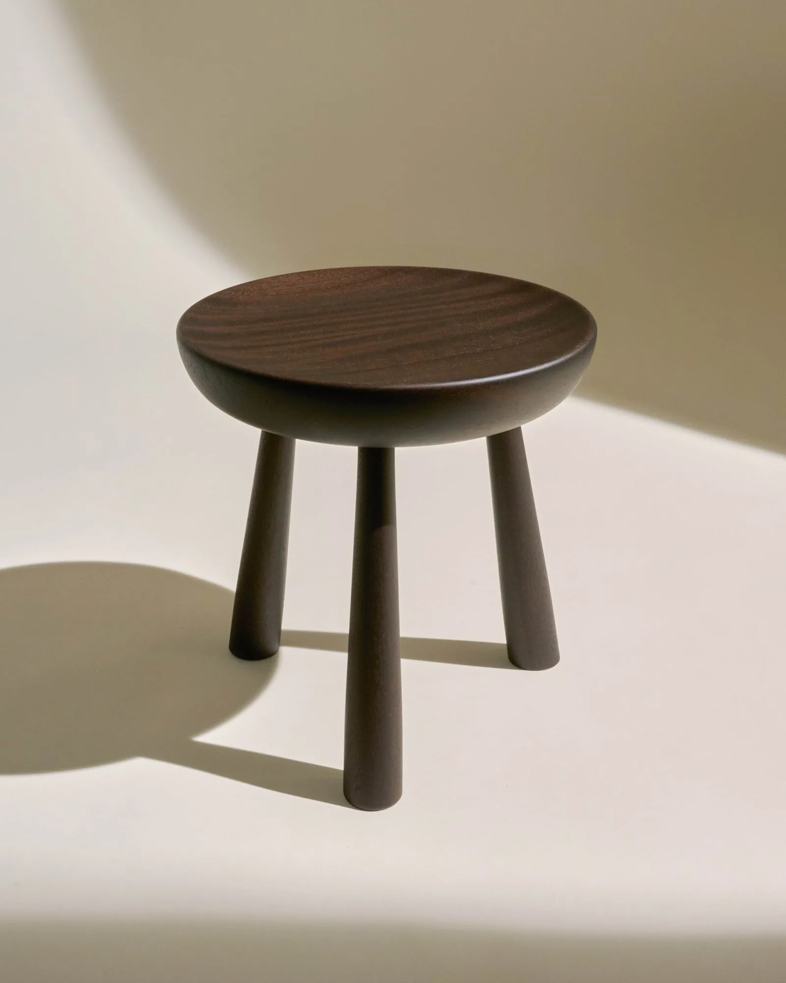 Totto round stool, Dark-stained lacquered sapele, Ø31x32.6 cm GUBI