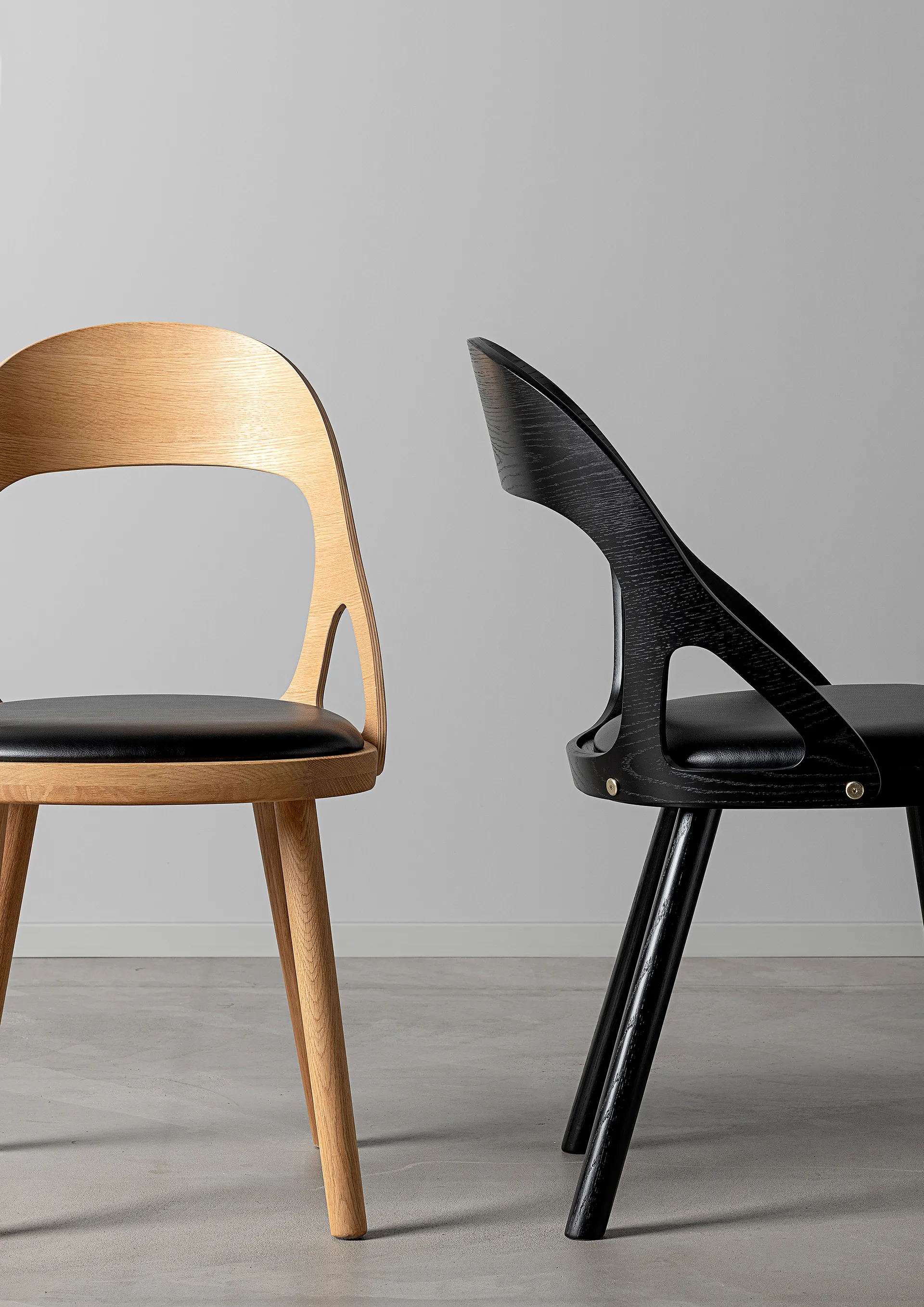 Colibri chair, Stained black oak-black pad Hans K