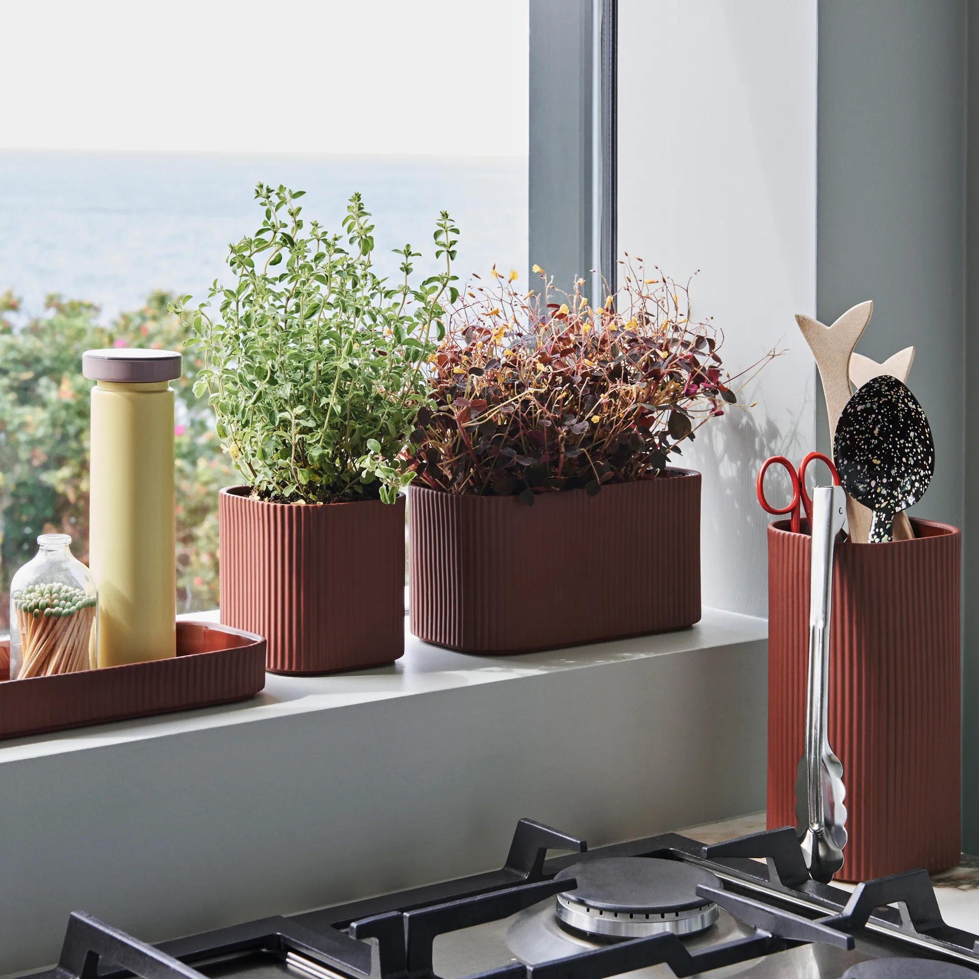 Facade vase 22 cm, dark terracotta HAY
