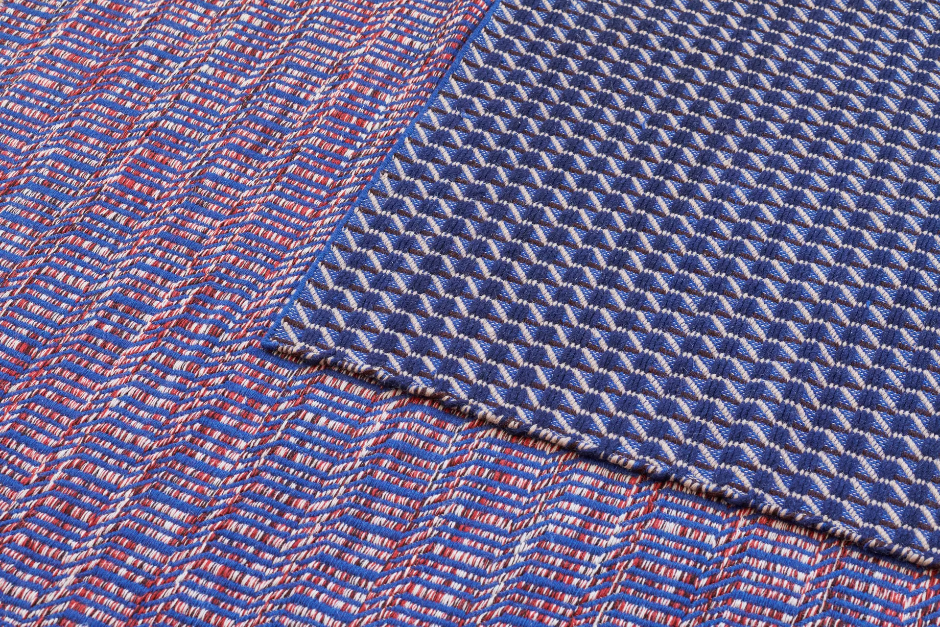 Radio rug, Red-blue 140x200 cm HAY