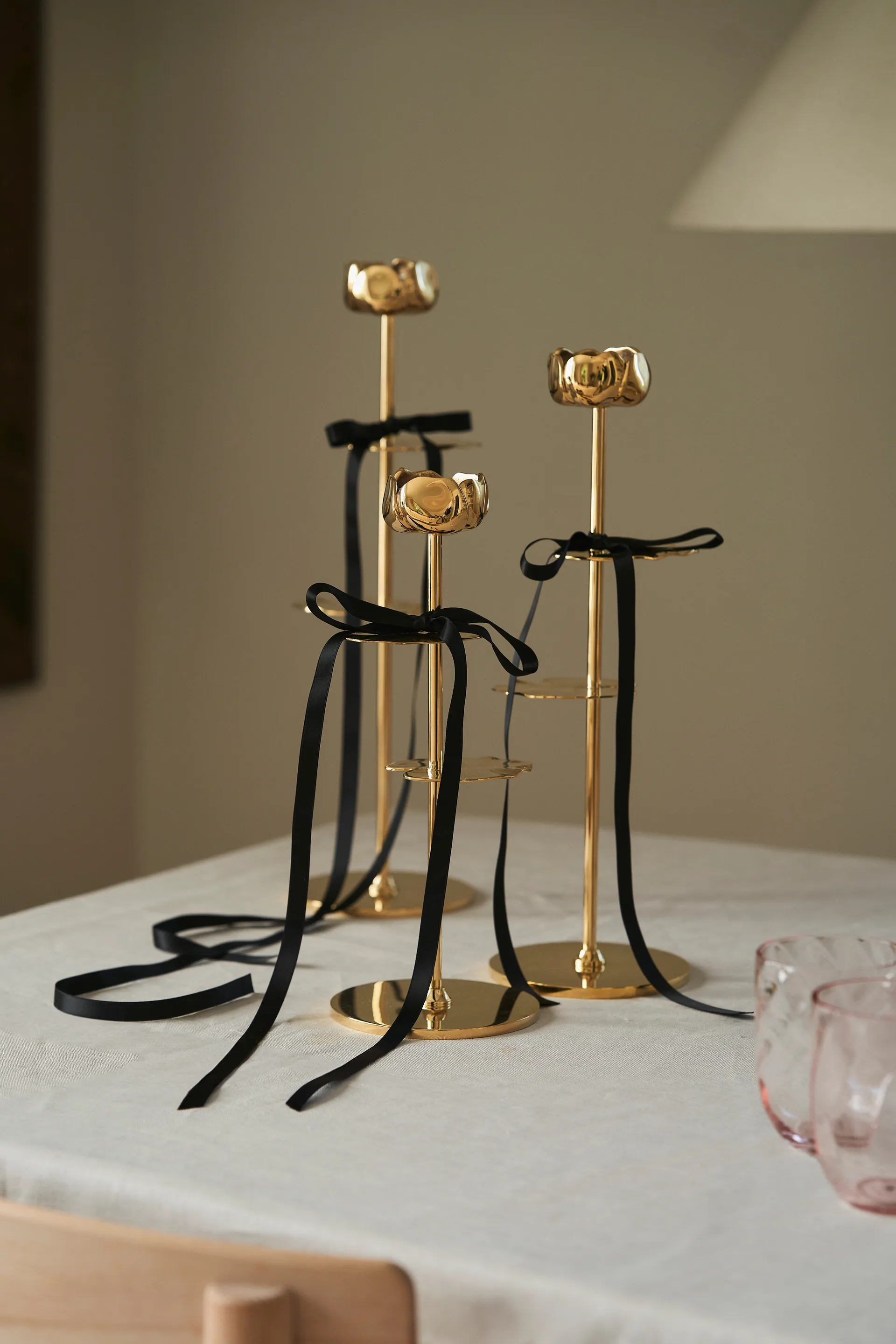 Ninfea Alta candlestick 40 cm, Brass Hilke Collection