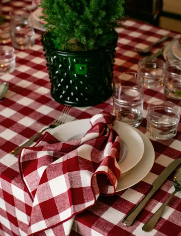 Bettyhill tablecloth - Ruby, 150x330 cm - Himla