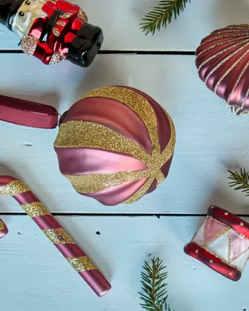 Swirl Christmas bauble 4-pack - Dusty red-gold - House Doctor
