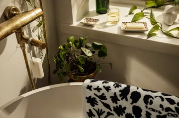 Oiva Toikka Cheetah bath towel 70x140 cm - Black-white - Iittala