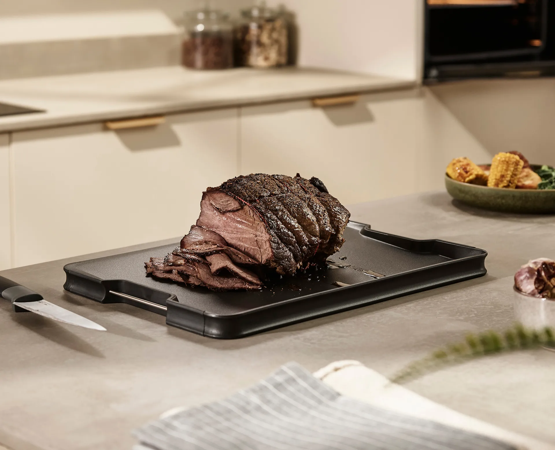 Cut & carve cutting board plus black, Large Joseph Joseph