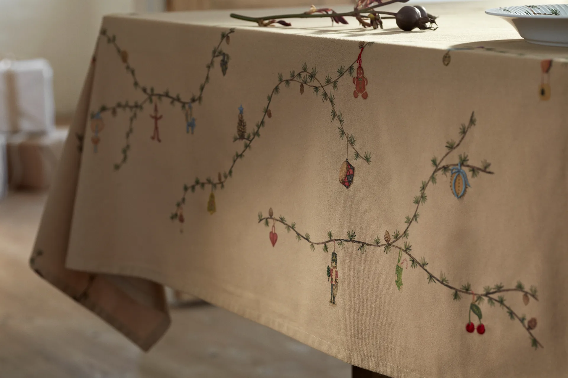 Hammershøi Christmas Tablecloth sand, 150x220 cm Kähler