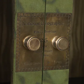 National Geographic 25-year bookcase - Green/Brass-linen fabric-2 drawers - Källemo