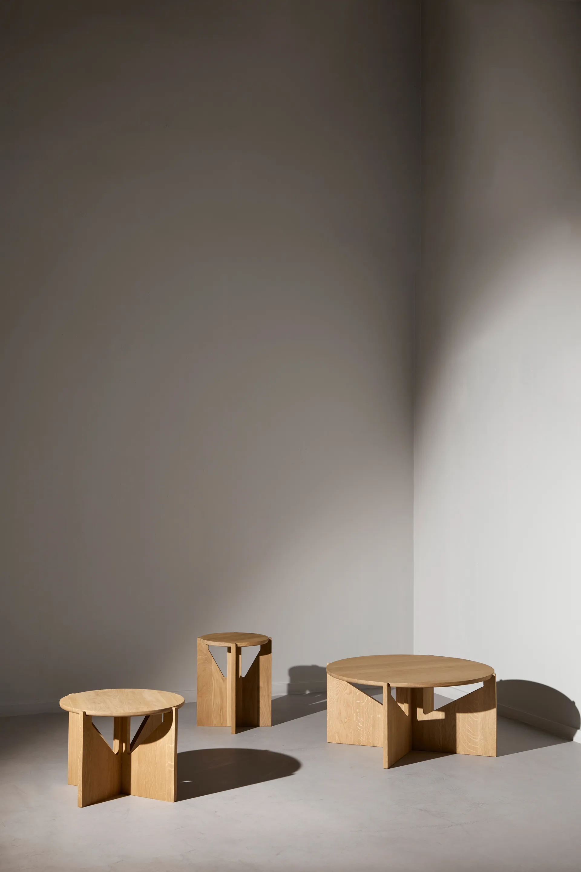 Simple XL coffee table Ø78 cm, Warm lacquered oak Kristina Dam Studio