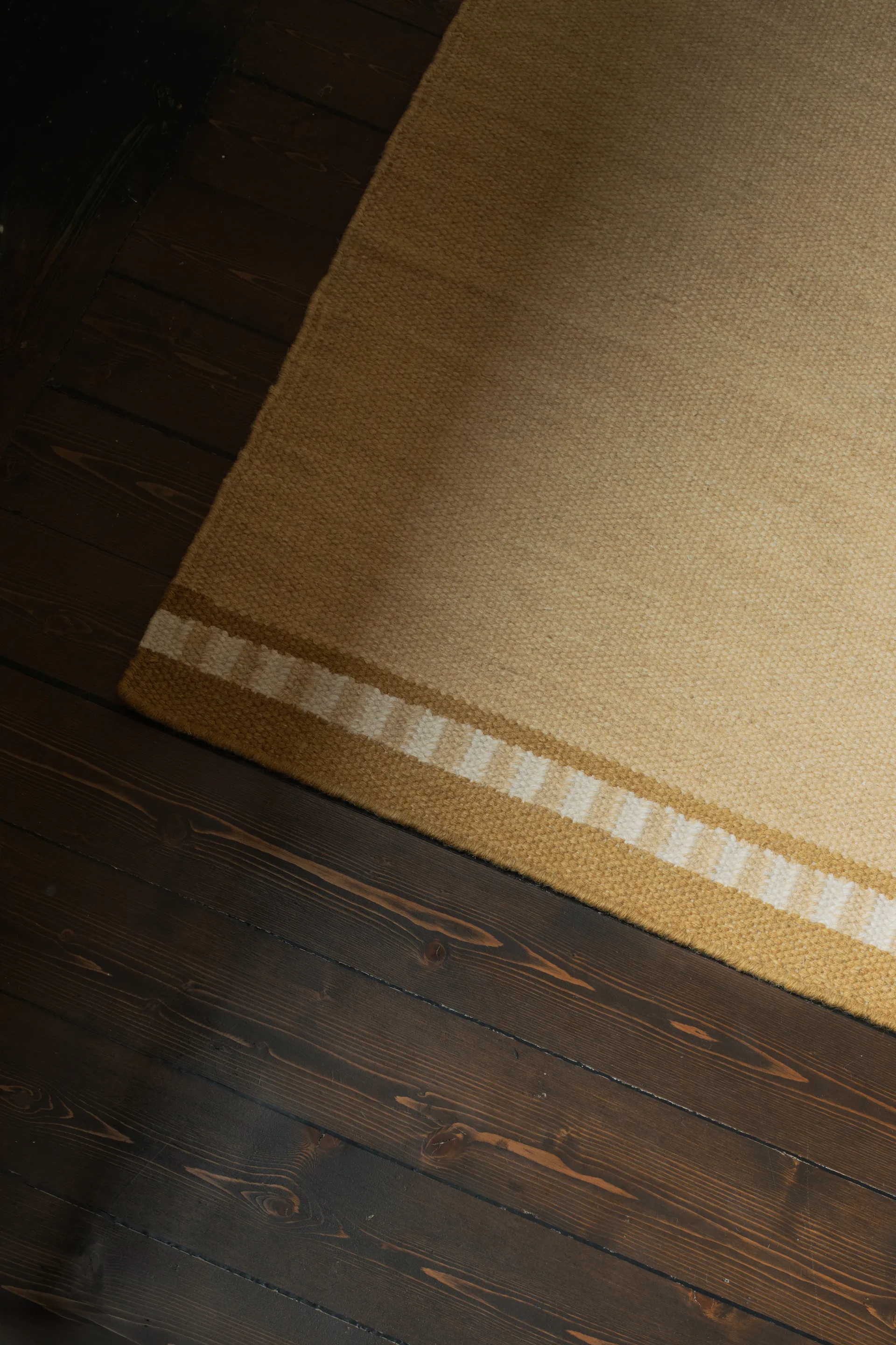 Röllakan Solid wool rug, Mariegold, 75x240 cm Layered