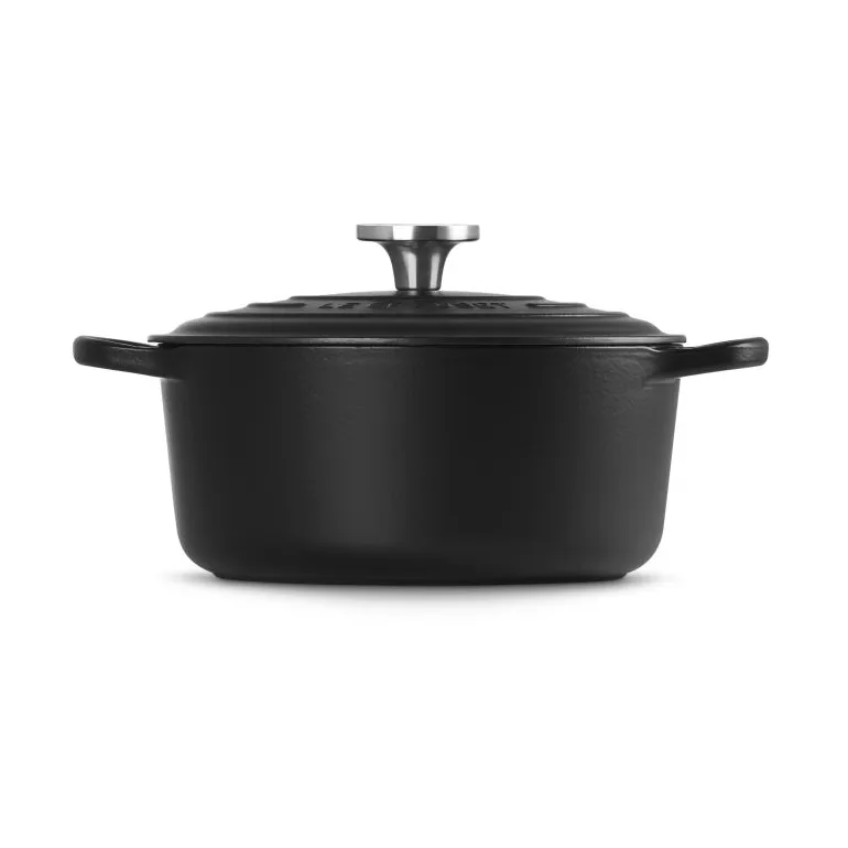 Le Creuset Signature cast iron round casserole, Matte Black, 4.2 l Le Creuset