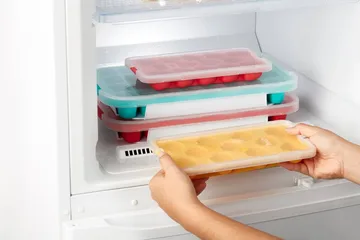 Lékué round ice cube mold silicone with lid - Red - Lékué