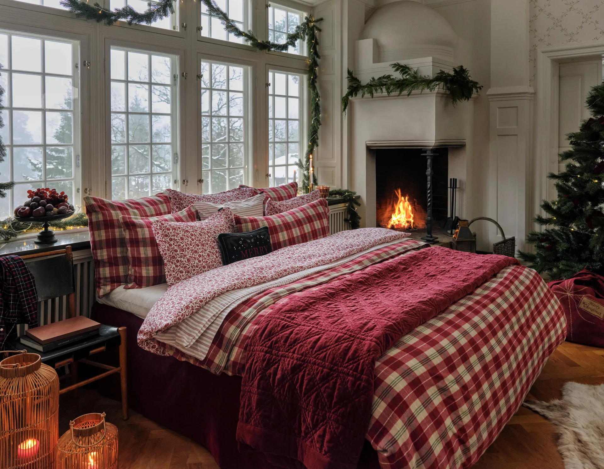 Flower printed cotton sateen bedding set, White-Red Lexington