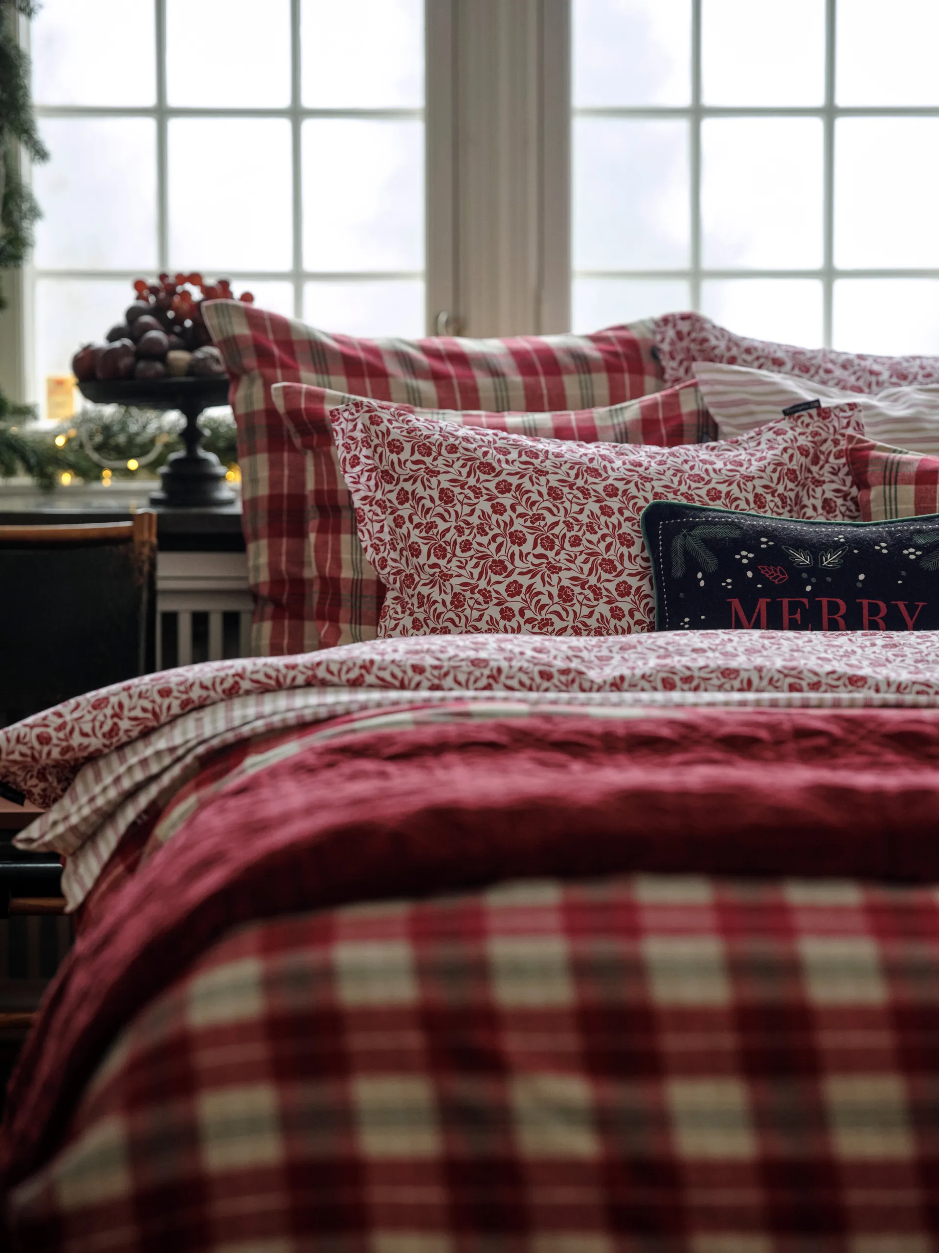 Flower printed cotton sateen bedding set, White-Red Lexington