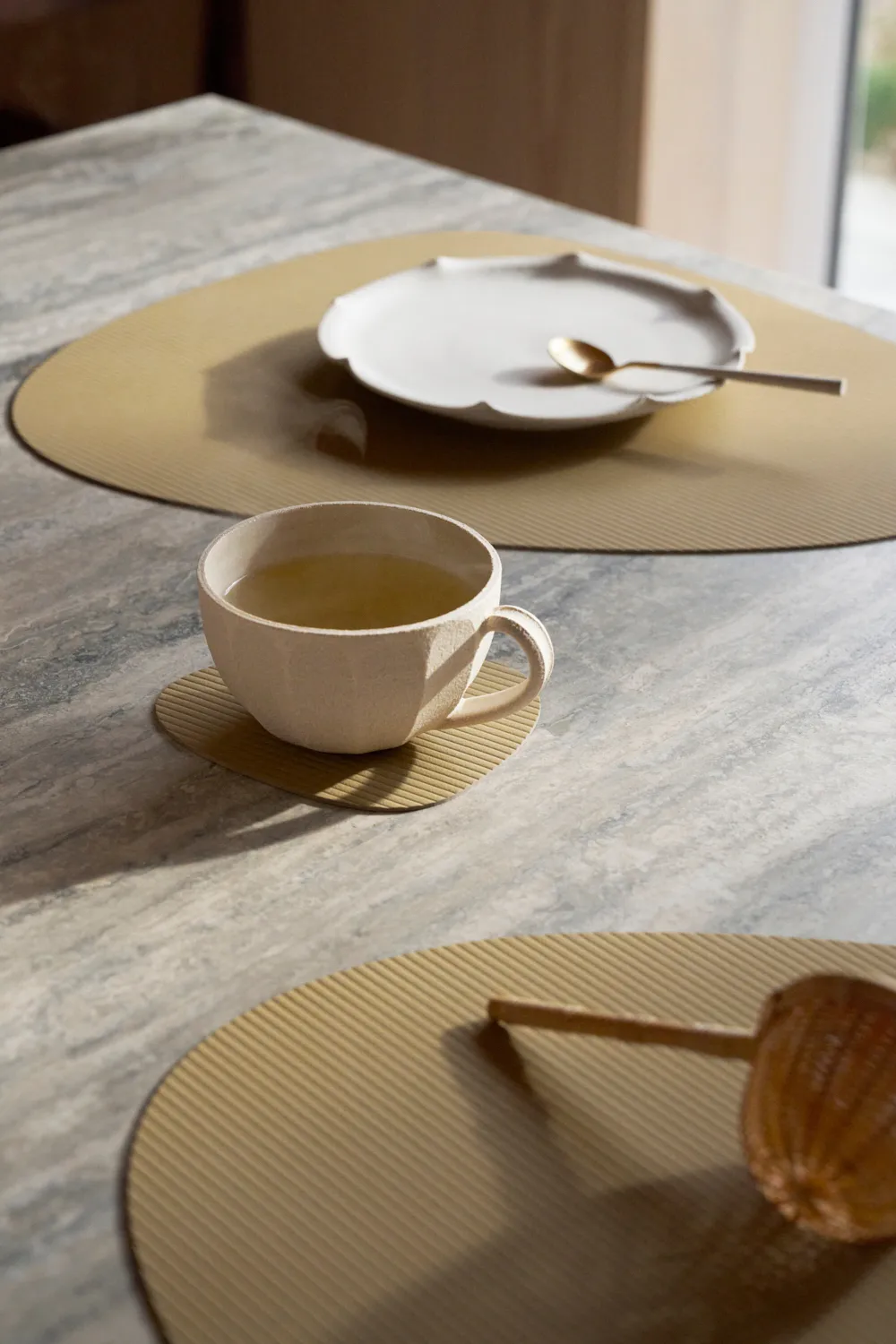 Corduroy placemat curve L, Khaki LIND DNA