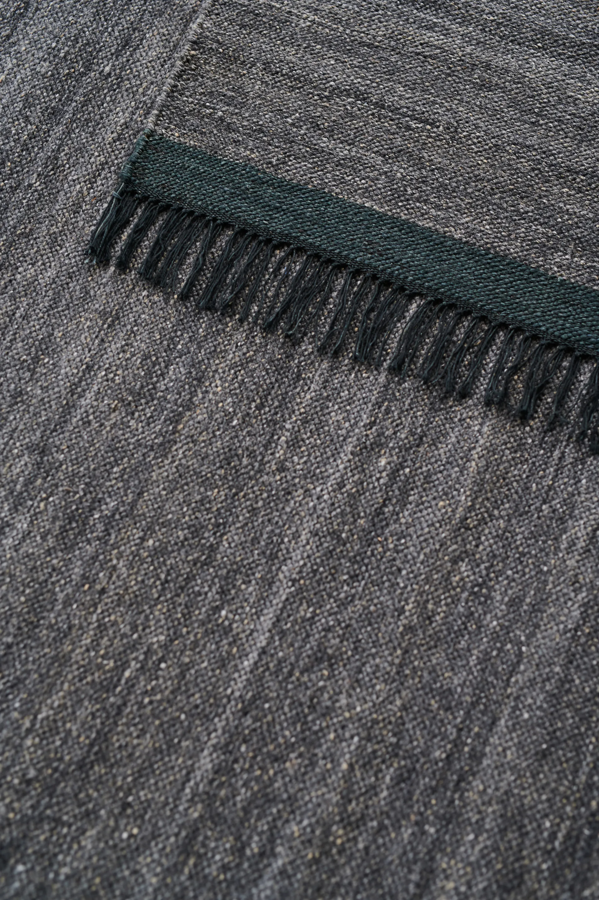 Sigyn Rug, Anthracite Linie Design